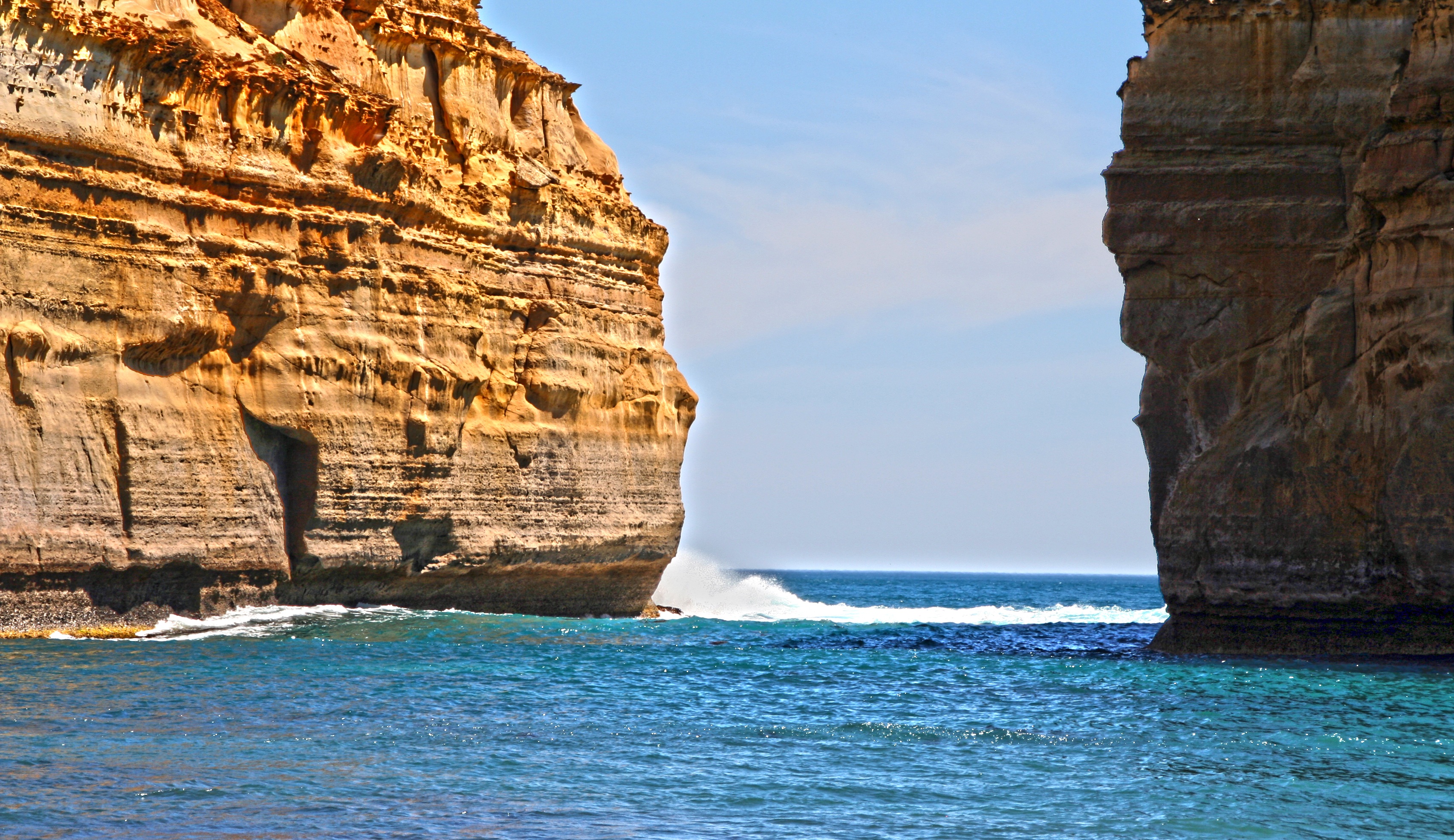 horizon over water, holiday, stack rock, strait, land, bank, 2K, eroded, beauty in nature, cliff, rock - object, sea, wave, geology, sky, rock formation, HD Wallpaper