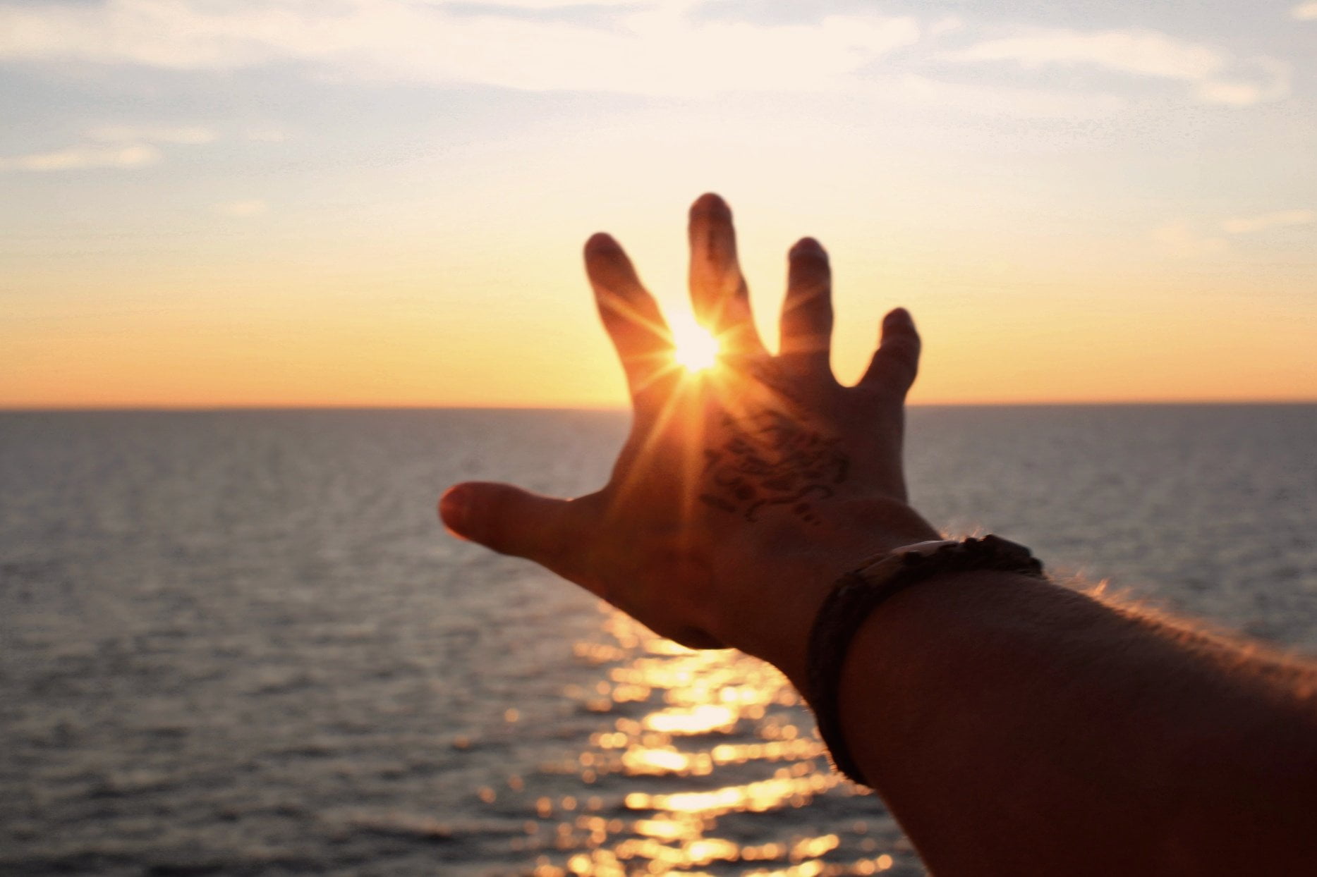 Canon EOS 1300D, human Hand, sunlight, Baltic Sea, SUNSET, sun, Photography, Soome laht, reflection, Gulf of Finland, jūra, nature, beach, Suomenlahti, HD Wallpaper