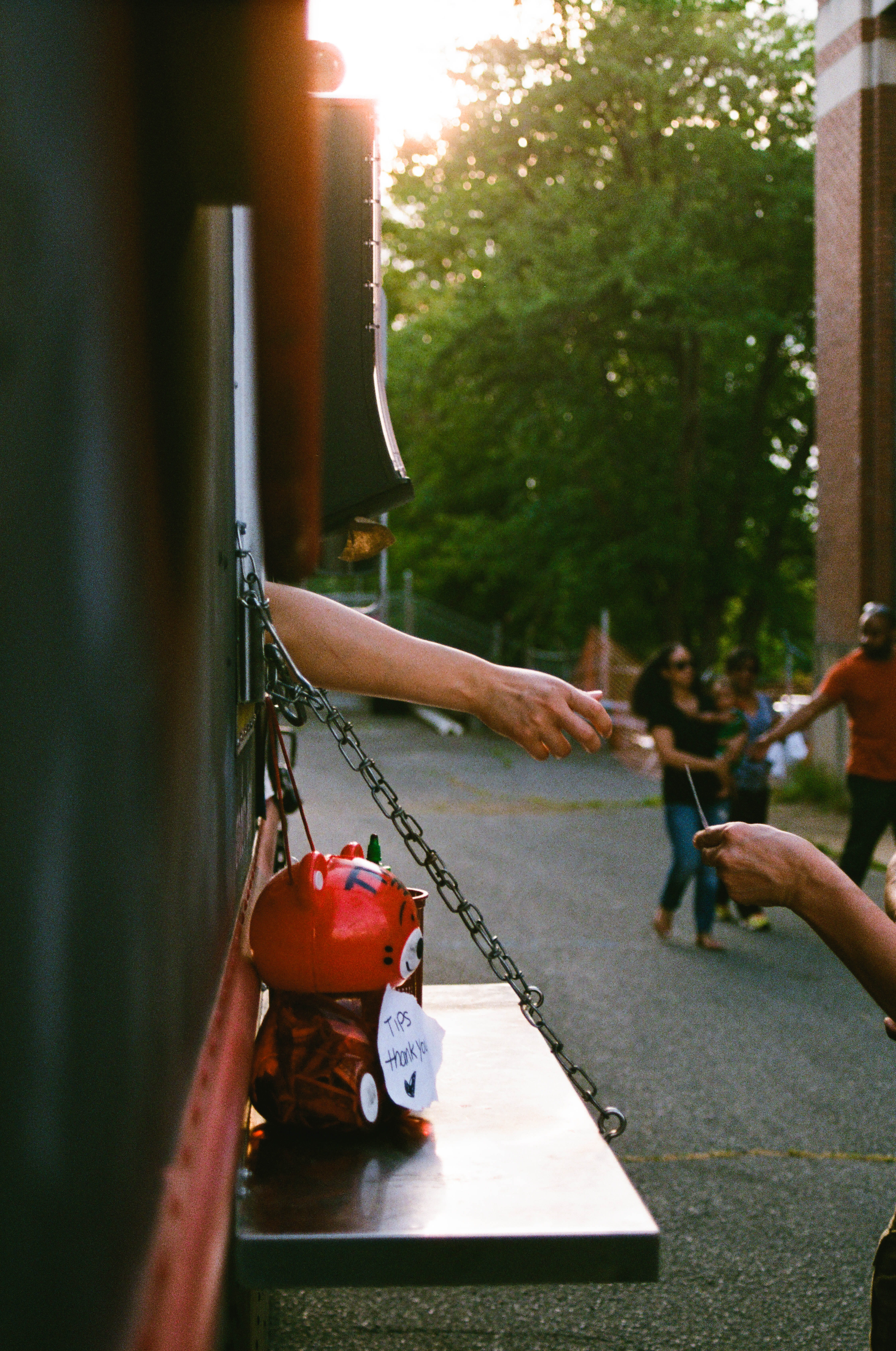 focus on foreground, selective focus, buying, human hand, camp north end, market stall, finger, real people, charlotte, handing over, green, united states, Phone HD Wallpaper