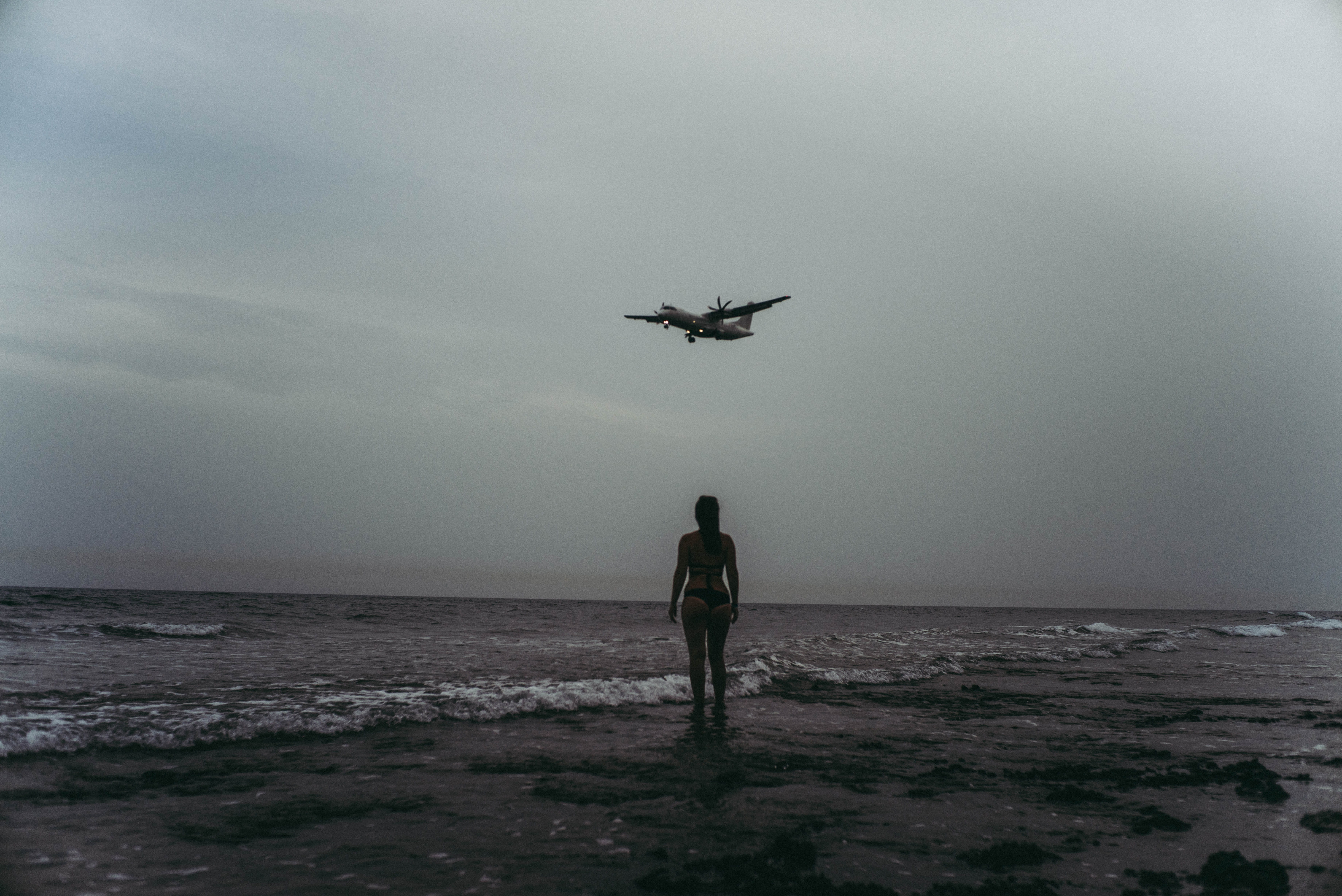 horizon, airplane, fog, nature, evening, aeroplane, one person, 5K, person, land, dusk, black-and-white, dawn, aircraft propellers, outdoors, mode of transportation, HD Wallpaper
