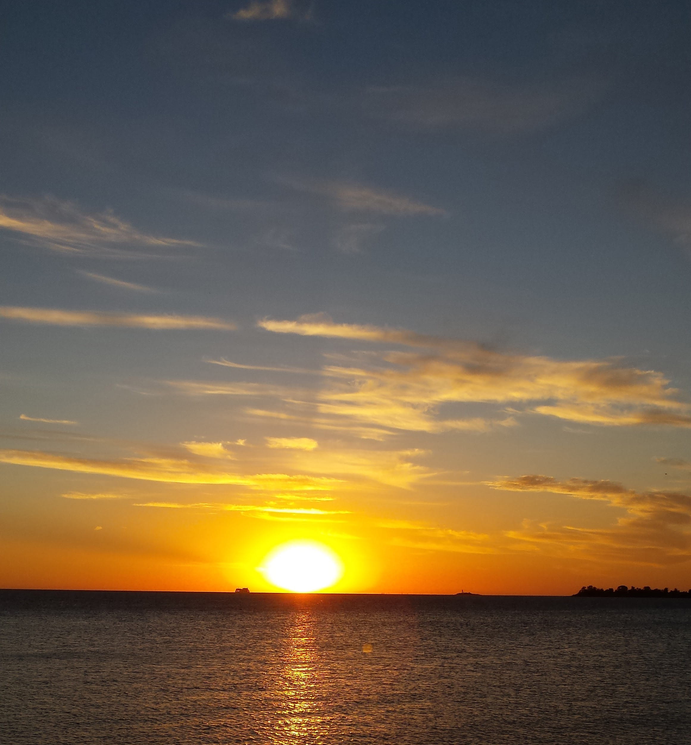 colonia del sacramento, red clouds, sunset, tranquil scene, horizon, waterfront, nature, sunset clouds, landscape, sun, sky, orange color, tranquility, Phone HD Wallpaper