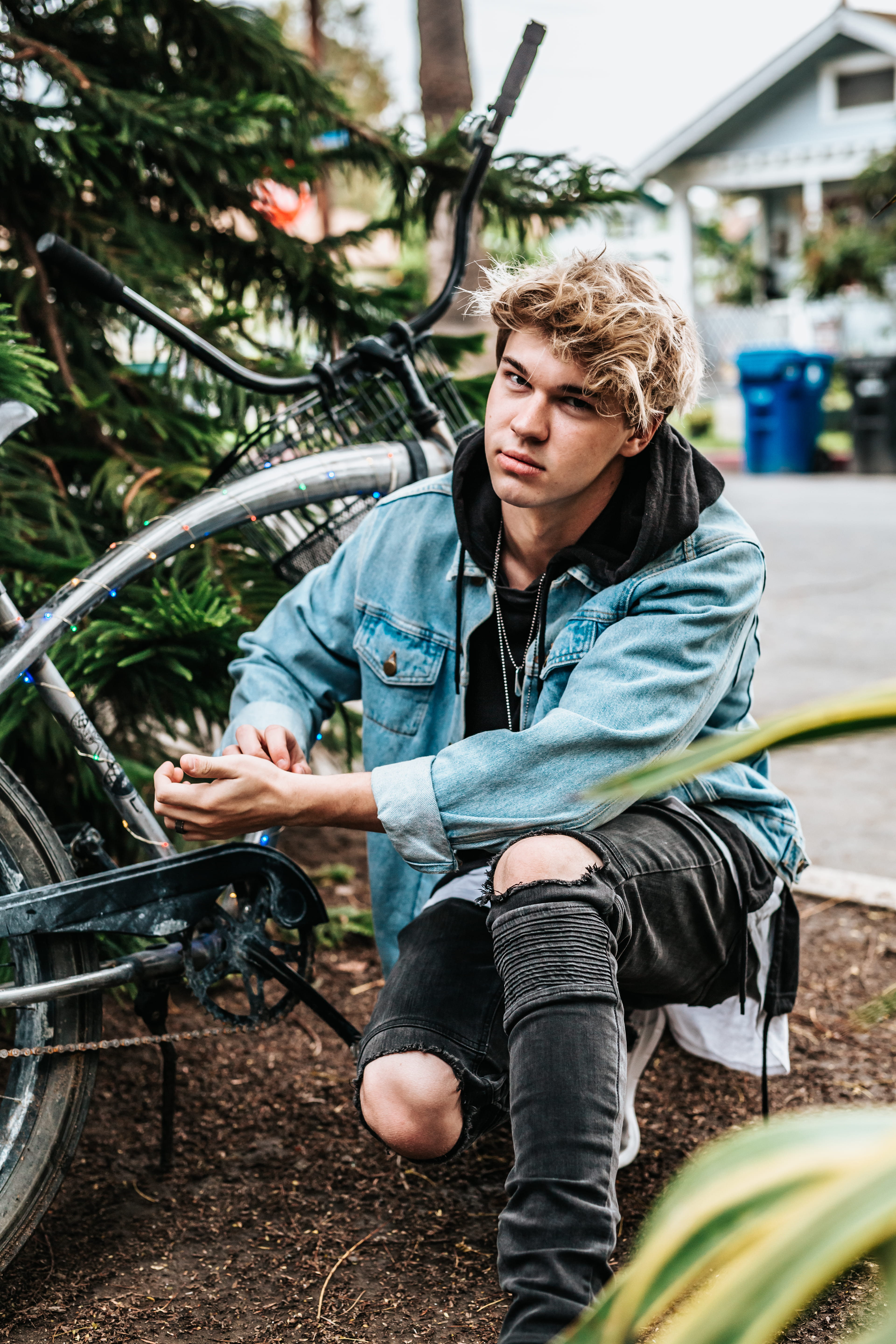 man, one person, necklace, bike, real people, full length, ground, lifestyles, front view, male, bicycle, 5K, plant, day, denim, women, nature, boy, young adult, Phone HD Wallpaper