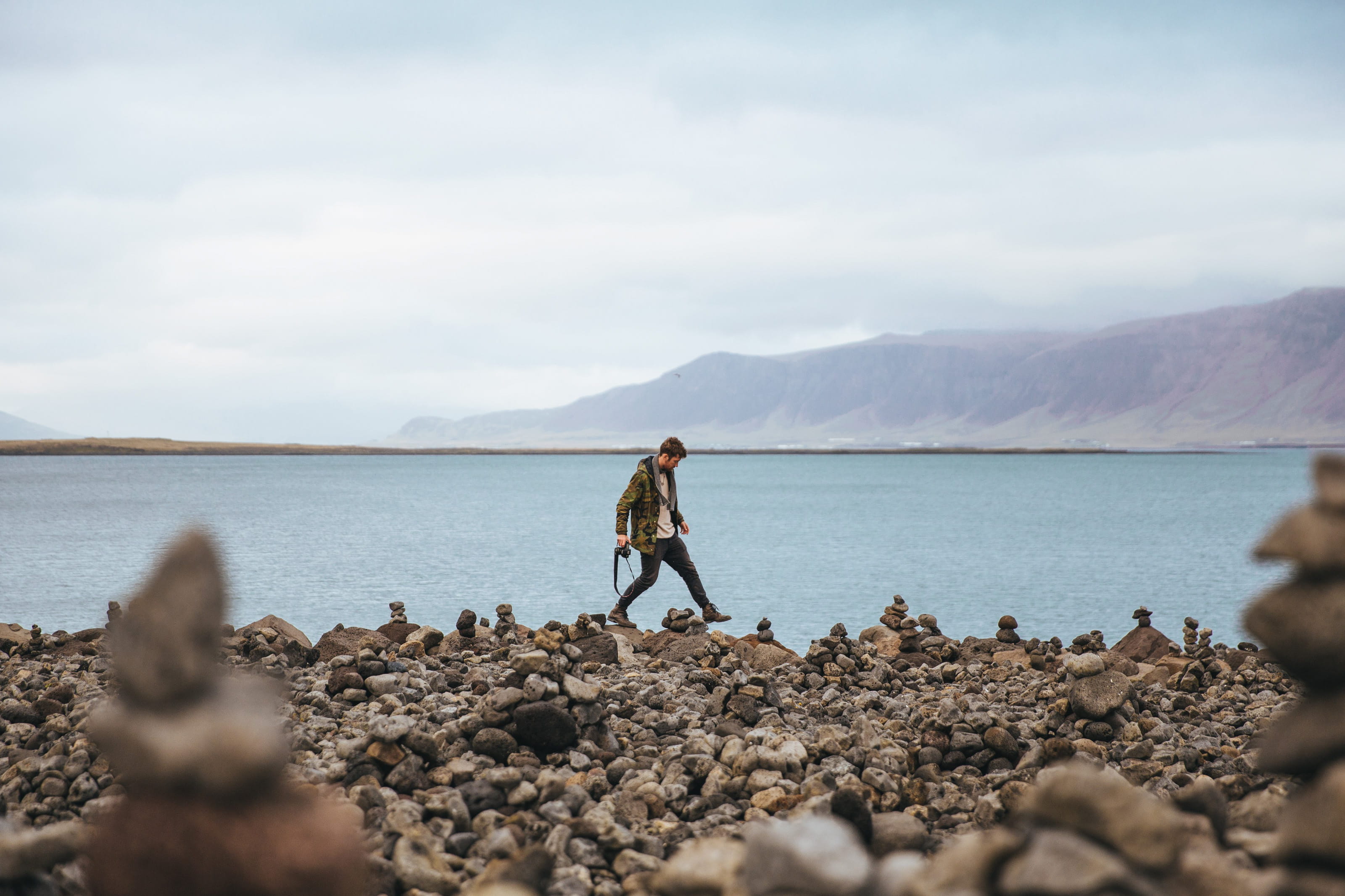 beach, tourist, tourism, cap, rough stone, outdoors, outdoor, sky, tranquility, traveler, shore, lake, real people, adventurer, hiker, standing, solitude, HD Wallpaper