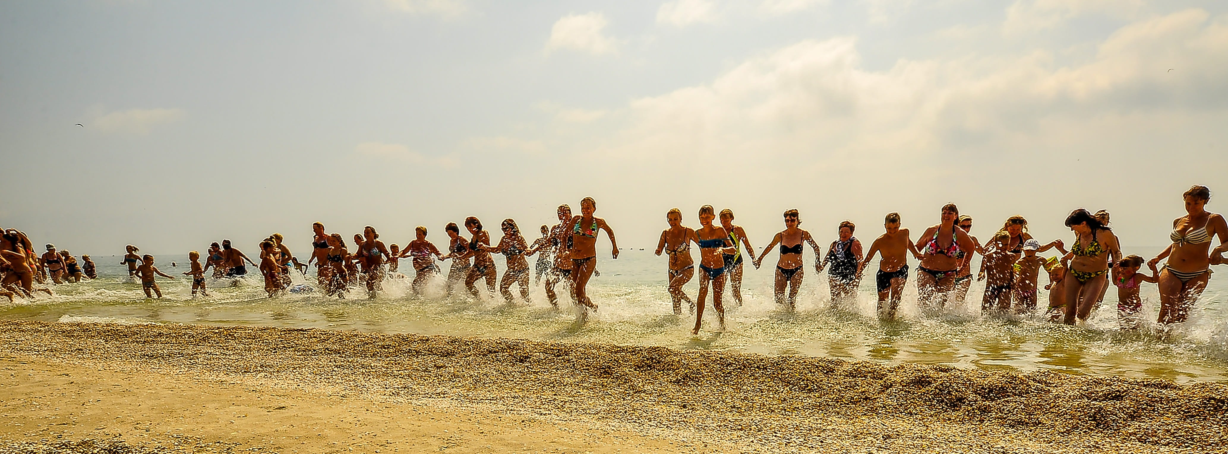 sport, Sea, landscape, enjoyment, Water, women, outdoors, adult, crowd, men, running, animals in the wild, real people, lifestyles, fun, Charging, 4K, HD Wallpaper