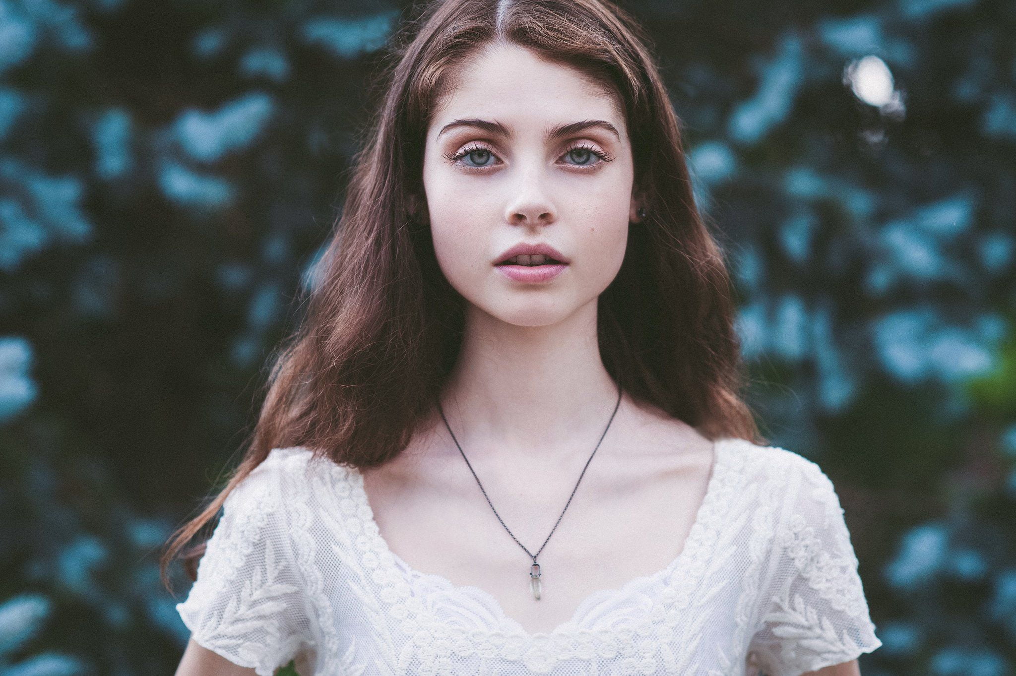looking at viewer, necklace, women, Ona Morgan, blue eyes, forest, 1080P, brunette, model, HD Wallpaper