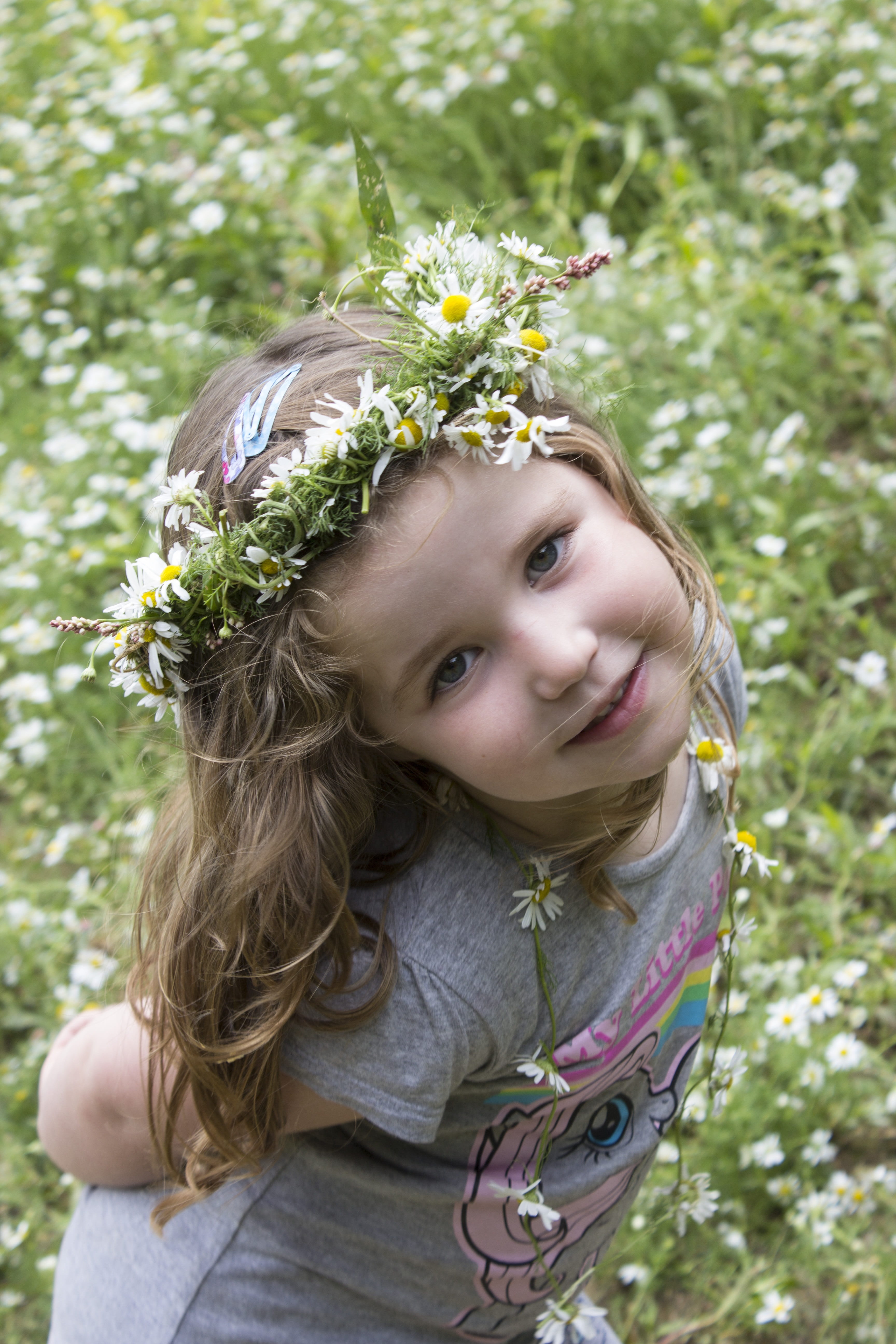 laurel wreath, day, daytime, girl, crew, green, outdoors, girls, little, nature, real people, pink, printed, wearing, daisy, gray, neck, t, summer, happy, Phone HD Wallpaper