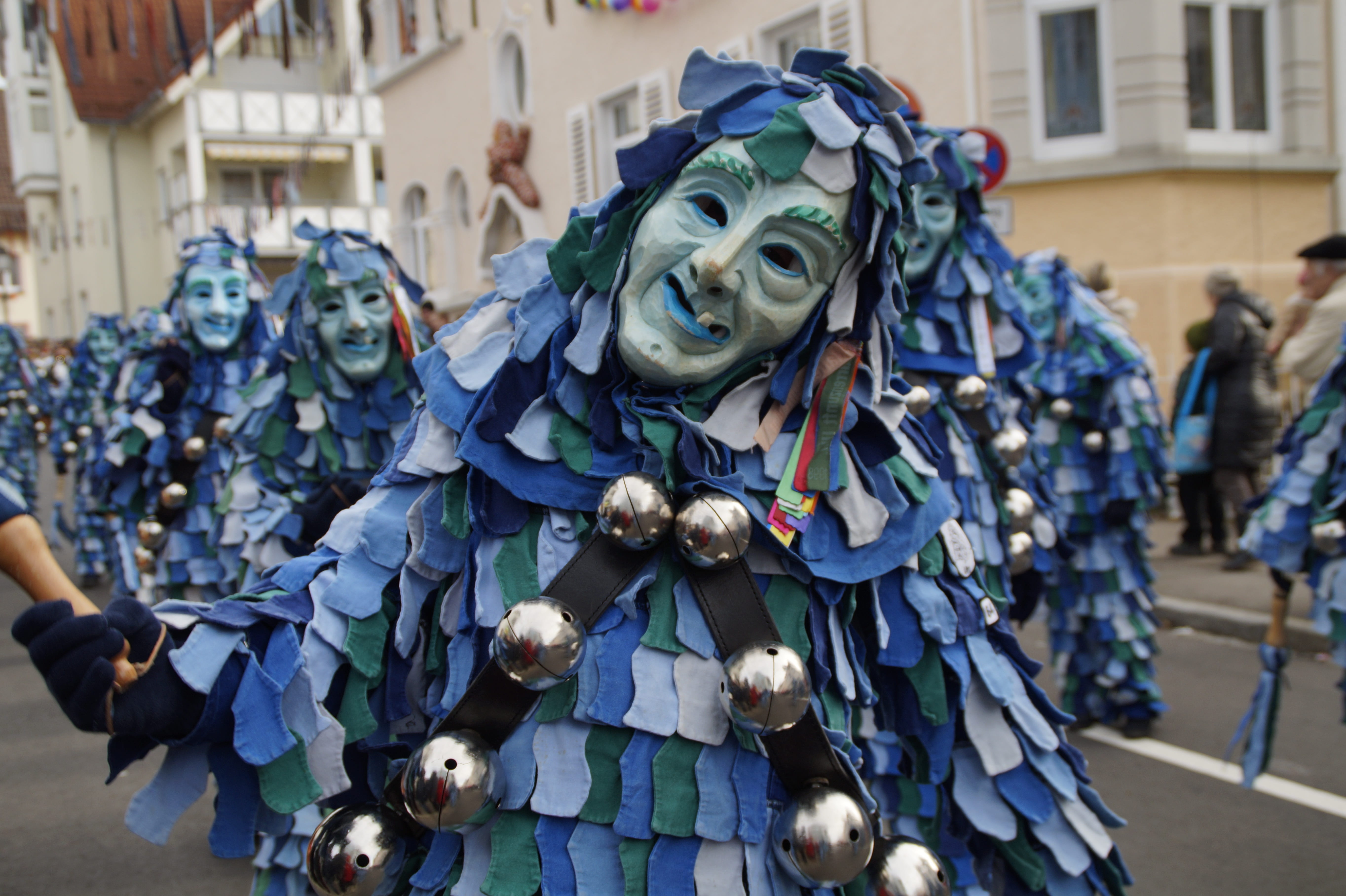 uniform, real people, obscured face, fool, custom, fools guild ulm, face, water sprite, larva, disguise, dressed up, green, ulm, people, customs, daytime, HD Wallpaper