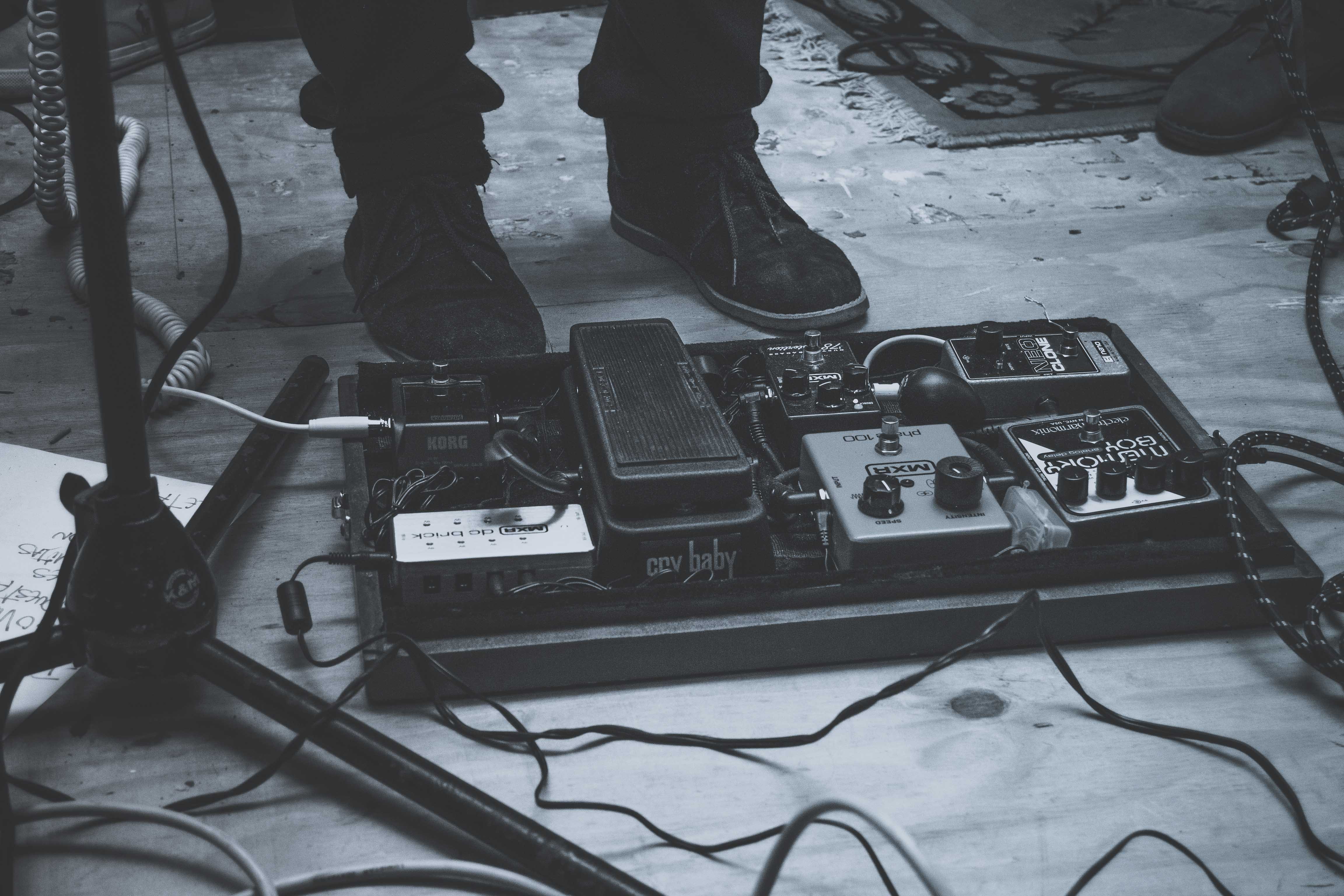 one person, pedal, standing, 4K, equipment, music, black and white, communication, rock music, wire, guitar, low section, occupation, falcon, pad, arts culture and entertainment, HD Wallpaper