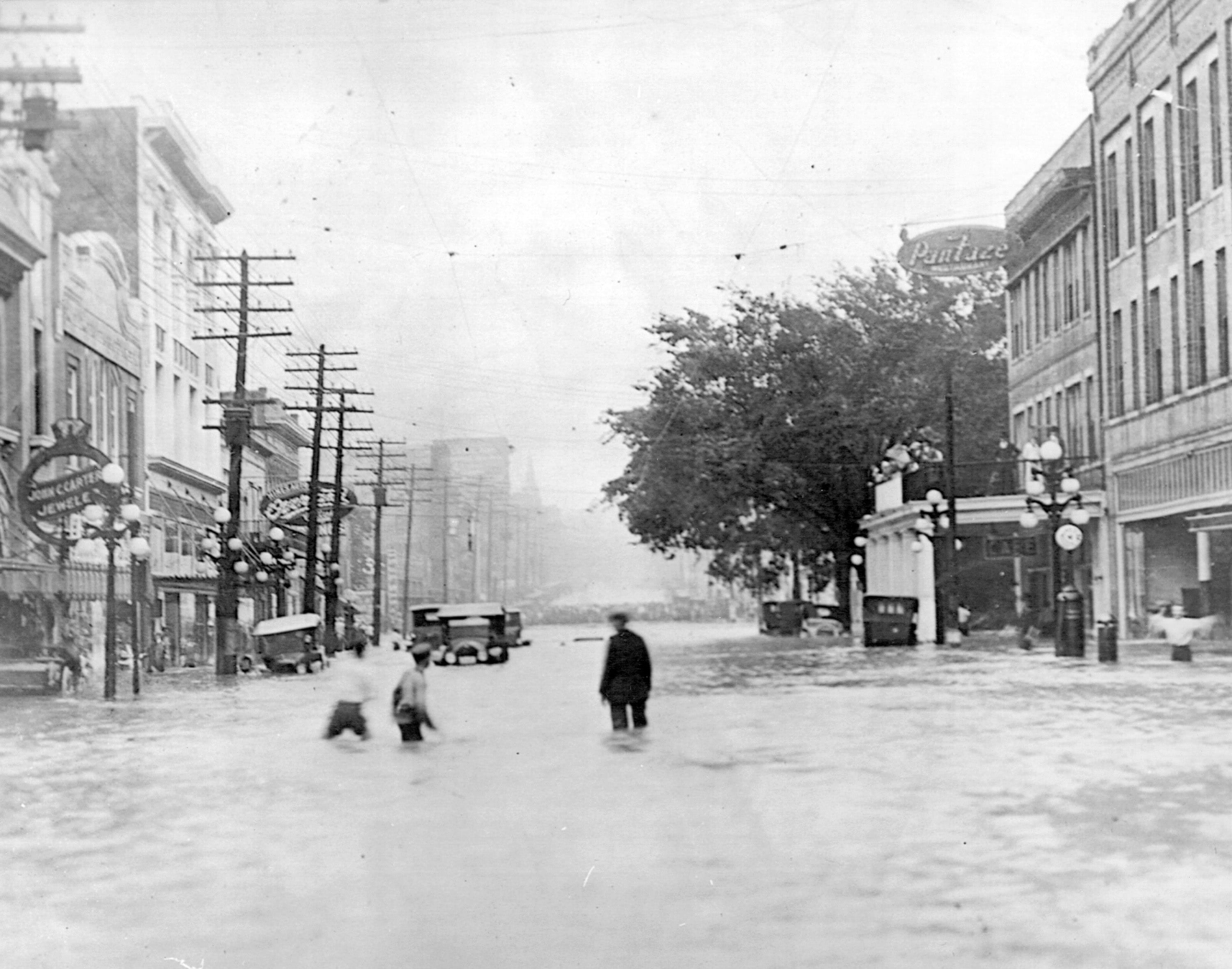 april, Mississippi, 1921, outdoors, street, jackson, Town Creek, time, United States, black And White, Jackson, built structure, adult, cold temperature, HD Wallpaper