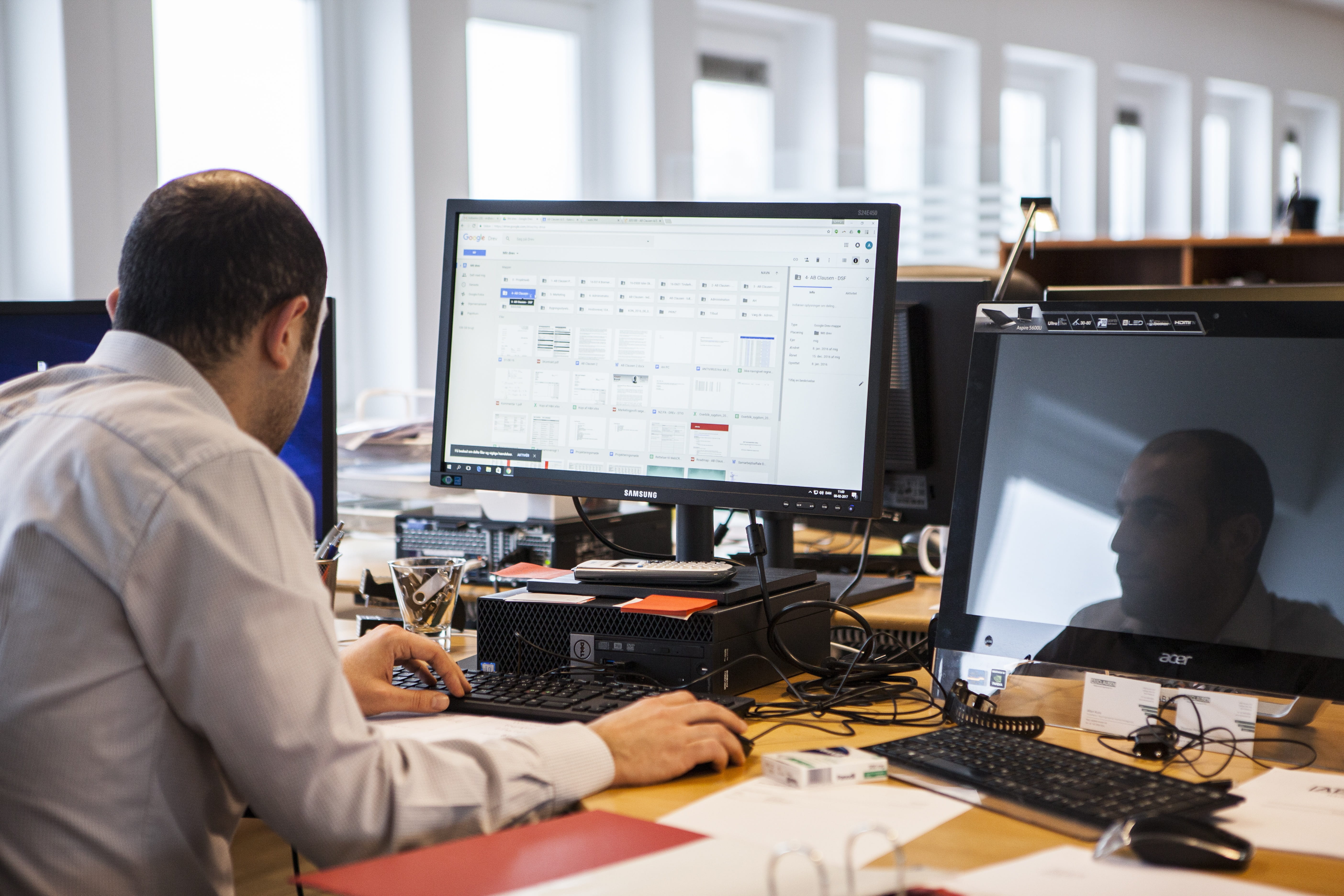 keyboard, infront, monitor, using computer, sitting, only men, computer monitor, flat, occupation, one man only, man, males, connection, computer equipment, HD Wallpaper