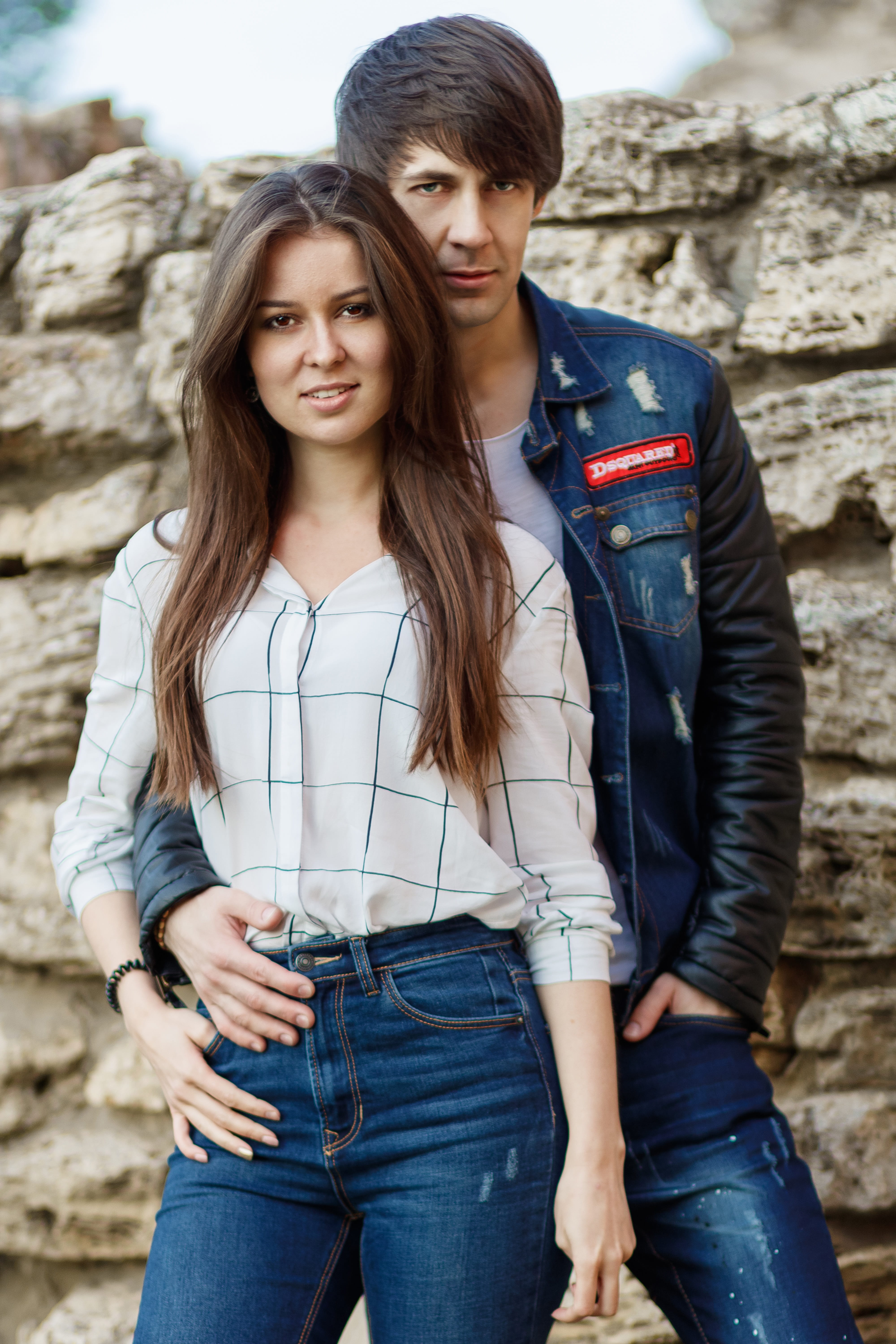 infront, young adult, lifestyle, positive emotion, hairstyle, 5K, real people, outdoors, wall, two, arm around, hug, adolescence, portrait, happy, jeans, Phone HD Wallpaper