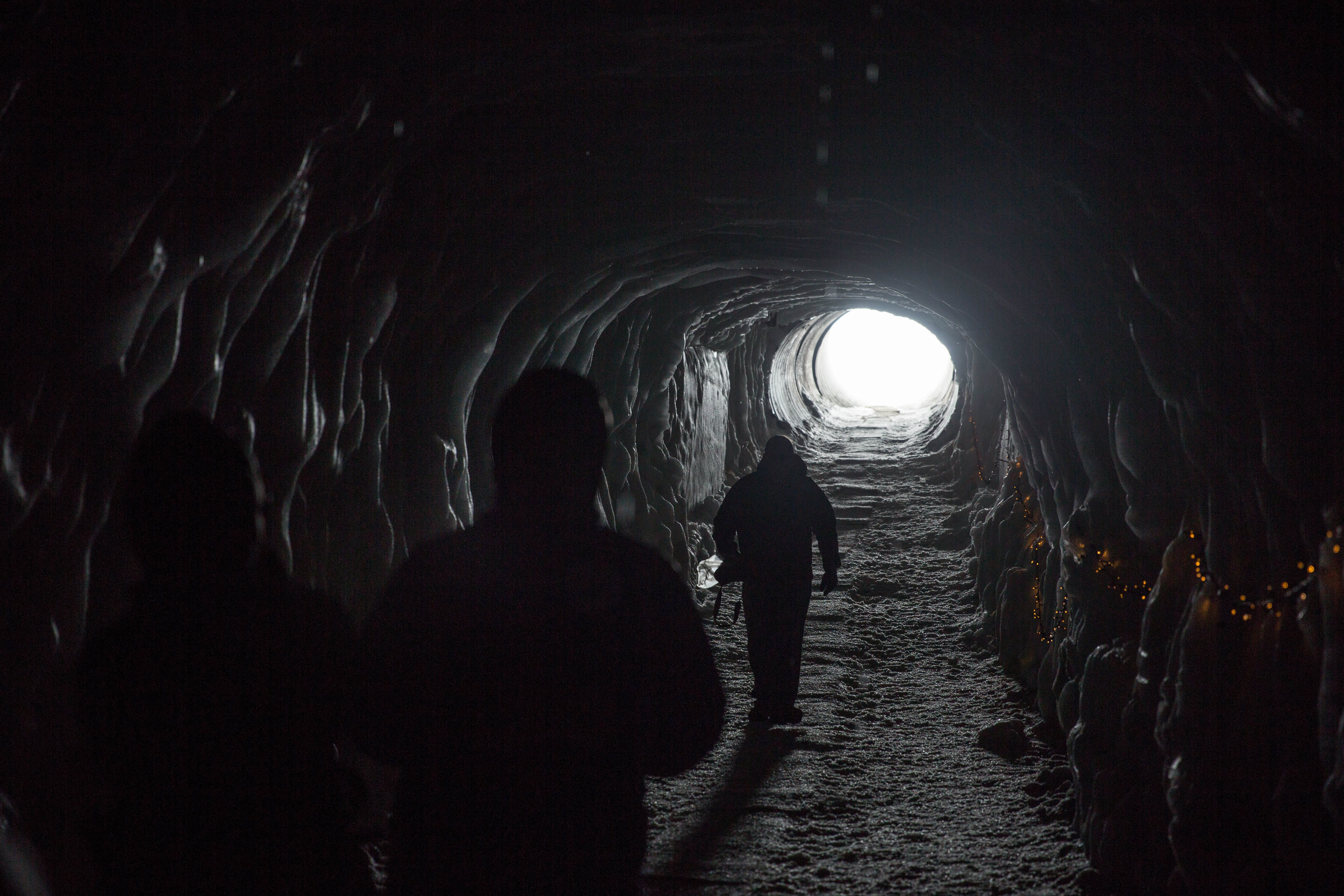 5K, hope, standing, walking, unrecognizable person, arch, explore, light - natural phenomenon, dark, human, rear view, tunel, back lit, architecture, group of people, HD Wallpaper