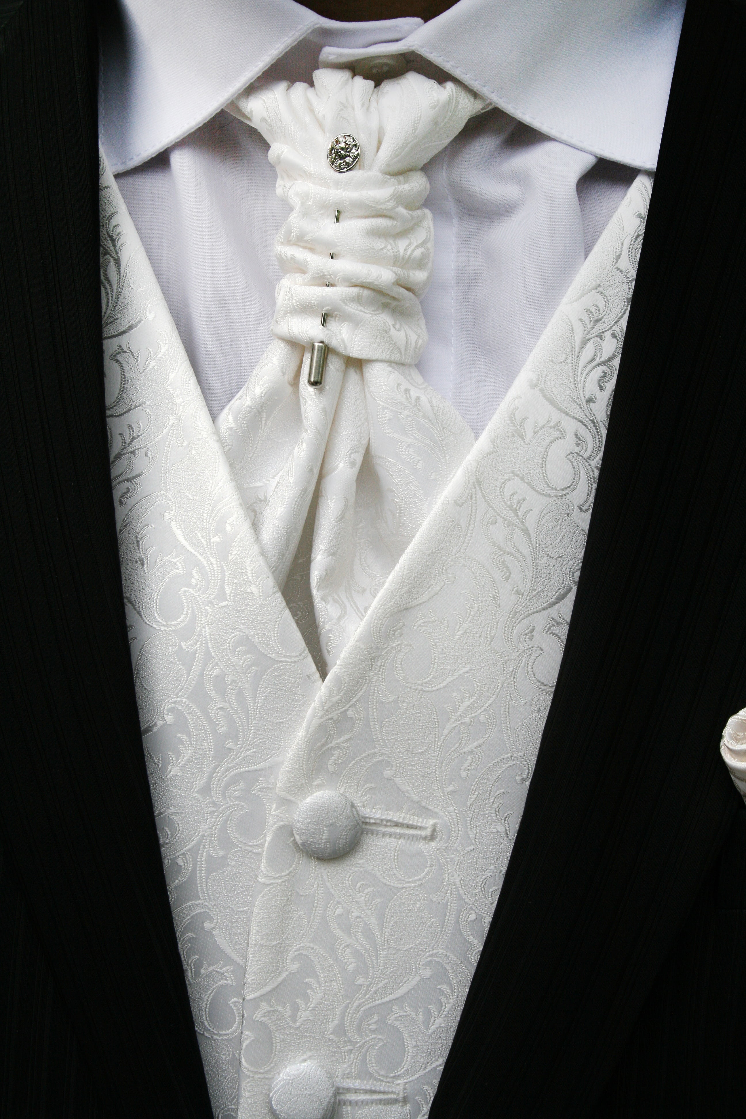 close-up, exclusive, white color, design, representation, low angle view, vest, sculpture, men, decoration, dress, religion, elegance, pattern, white, indoors, Phone HD Wallpaper