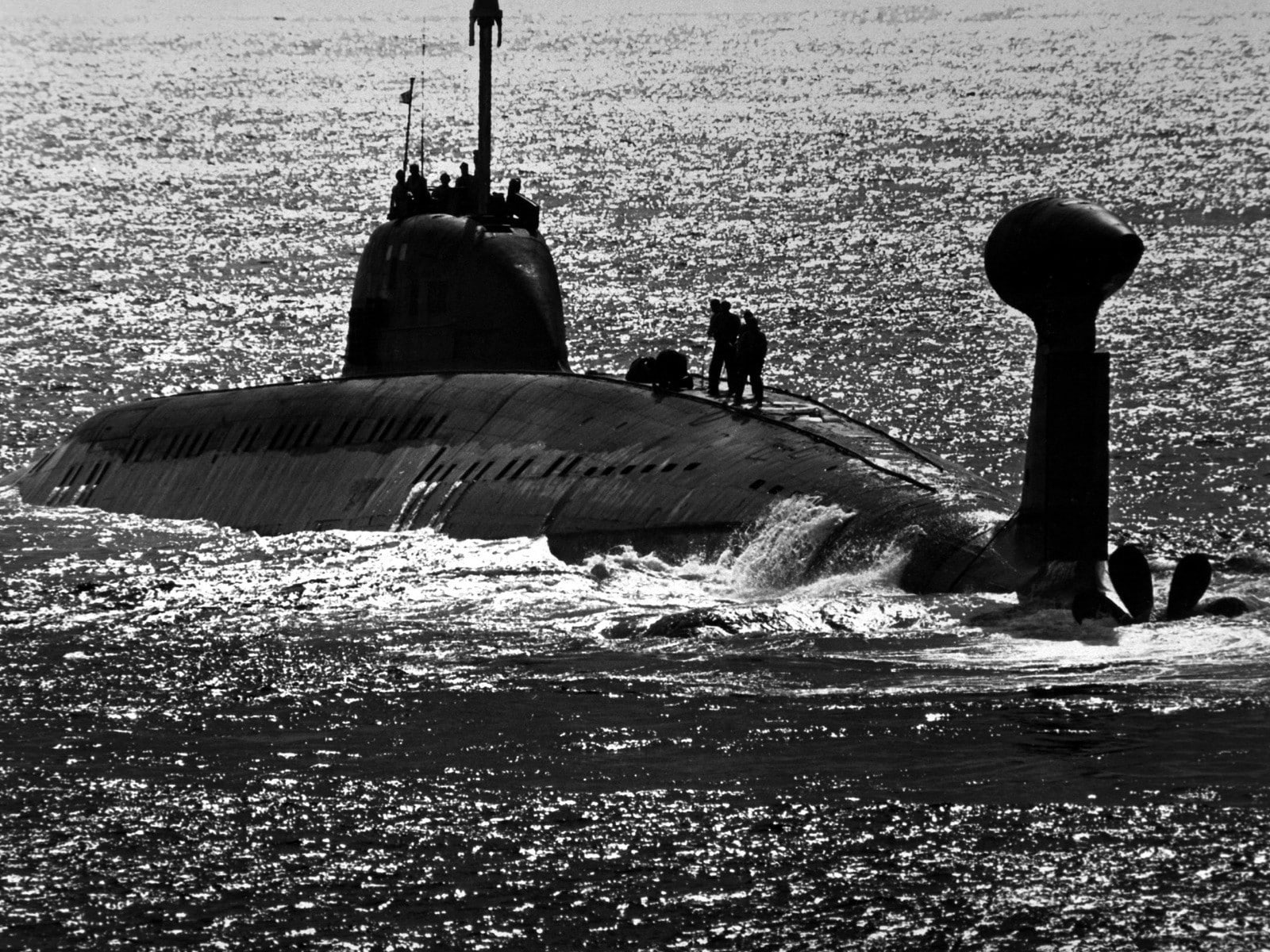720P, outdoors, day, beach, military, lifestyles, nautical vessel, waterfront, vehicle, Project 971 sub./Akula, real people, Akula class sub, water, submarine, HD Wallpaper