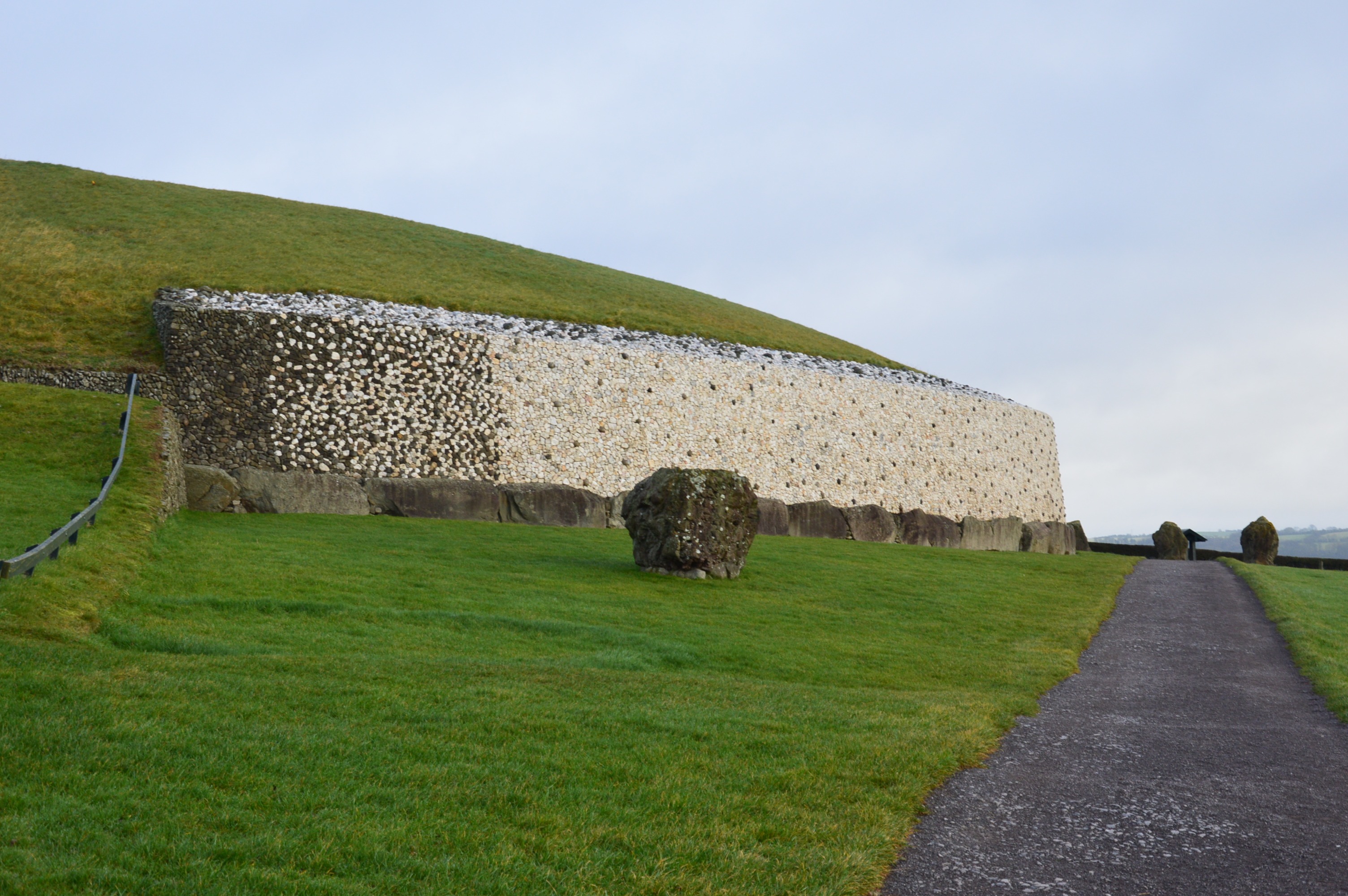grass, ancient, plant, historic, architecture, solid, travel, ancient civilization, outdoors, historical, newgrange, archaeology, structure, ruins, travel destinations, HD Wallpaper