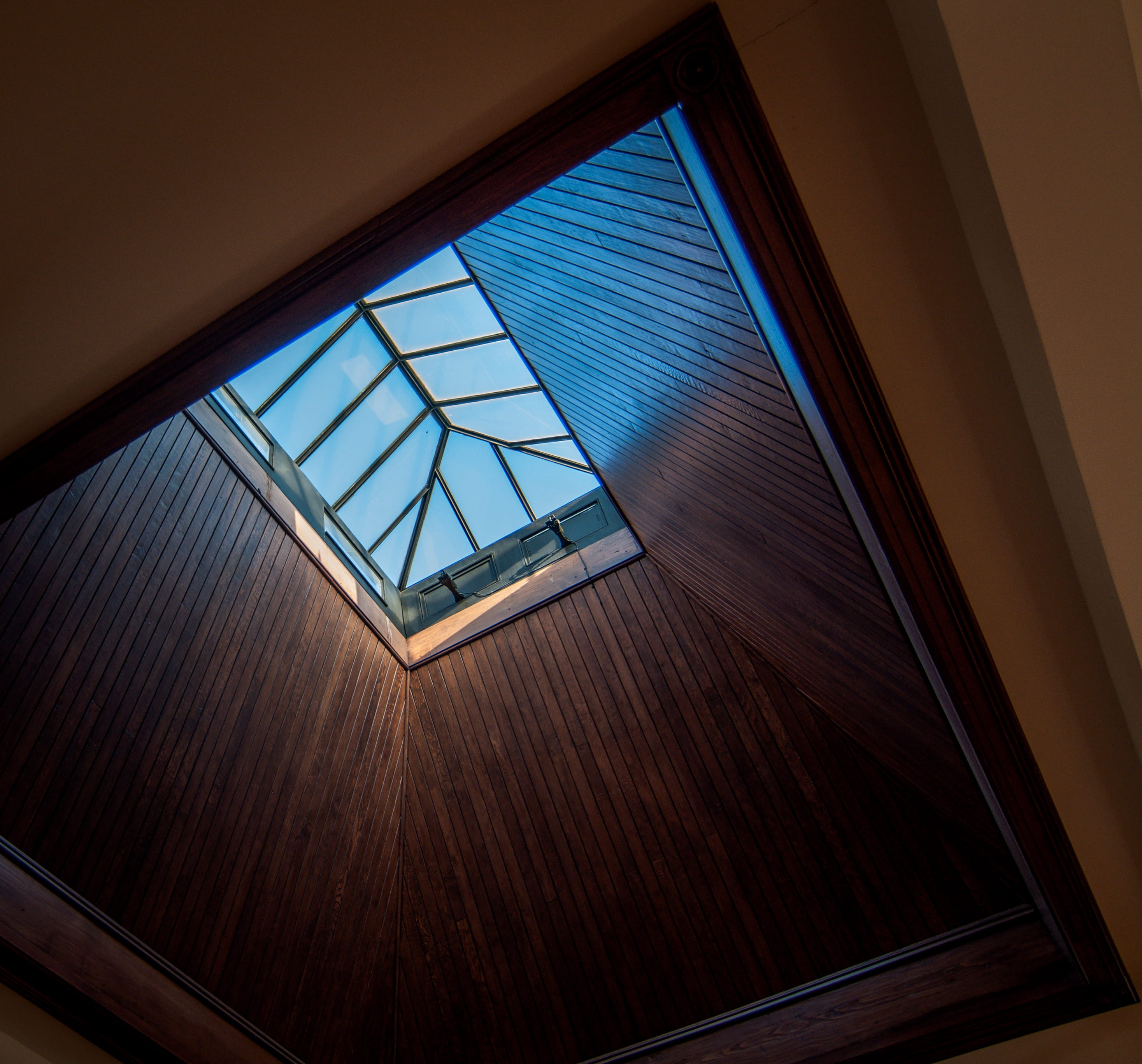 climate, transparent, modern design, 2K, life, window, skylight, reflection, roof, up, sky, geometric shape, building, low, nature, ceiling, blue, house, HD Wallpaper