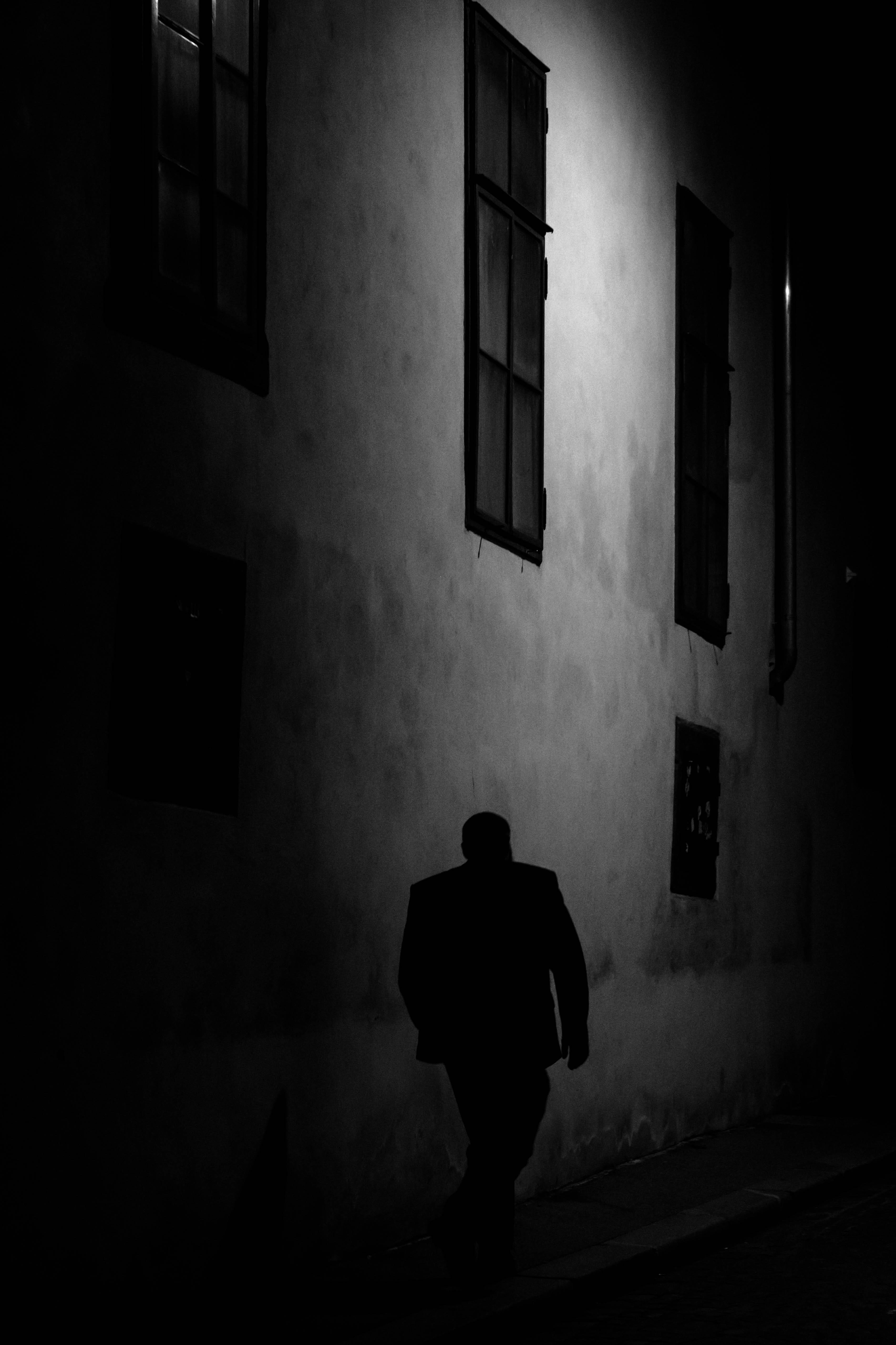 full length, beside, 4K, standing, city, building exterior, silhouette, alley, real people, concrete, alleyway, wall, building, rear view, road, window, Phone HD Wallpaper