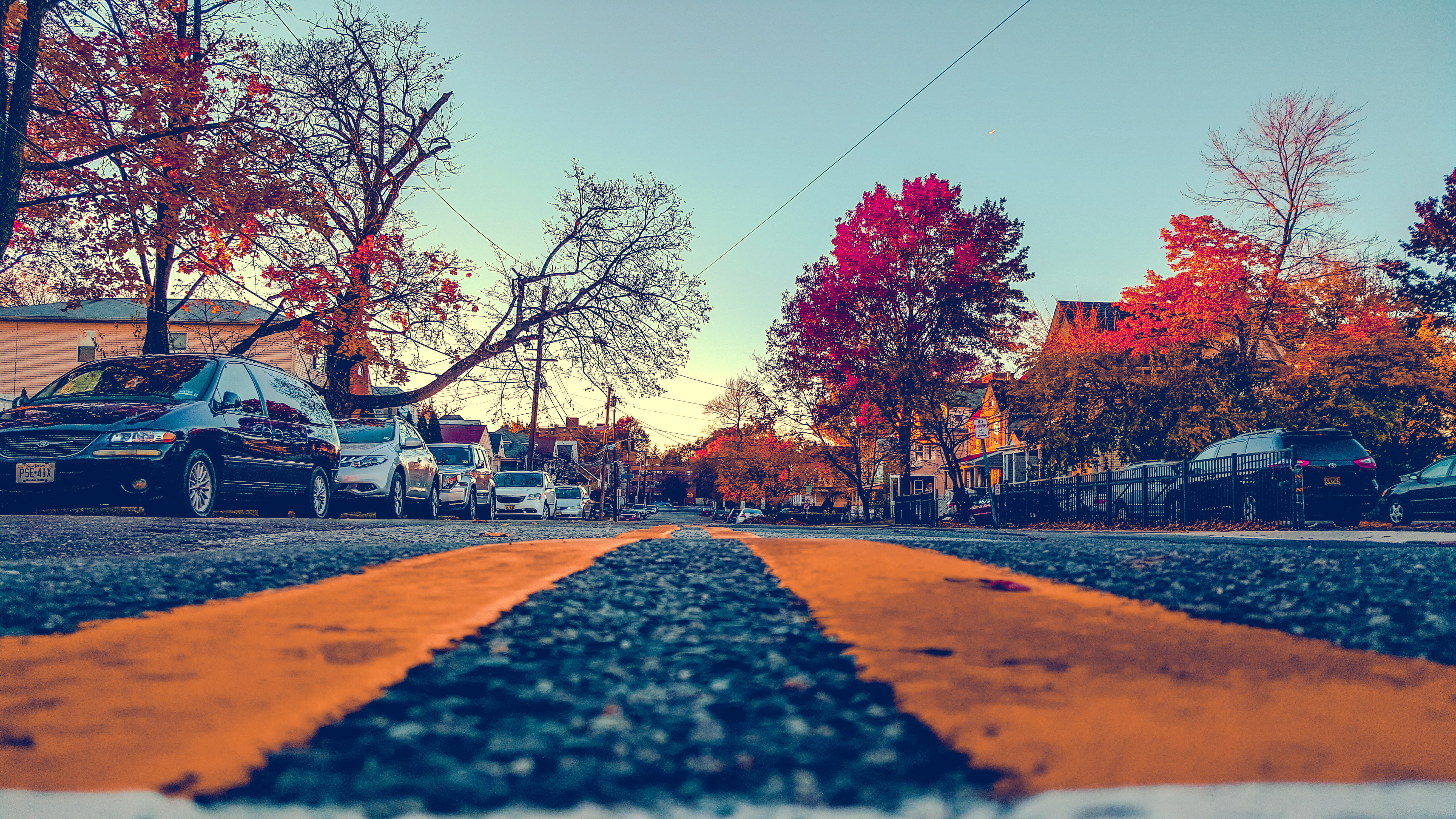 village, parking area, the way forward, sky, building exterior, tree, outdoors, autumn leaves, diminishing perspective, plant, trees, scenic, architecture, HD Wallpaper
