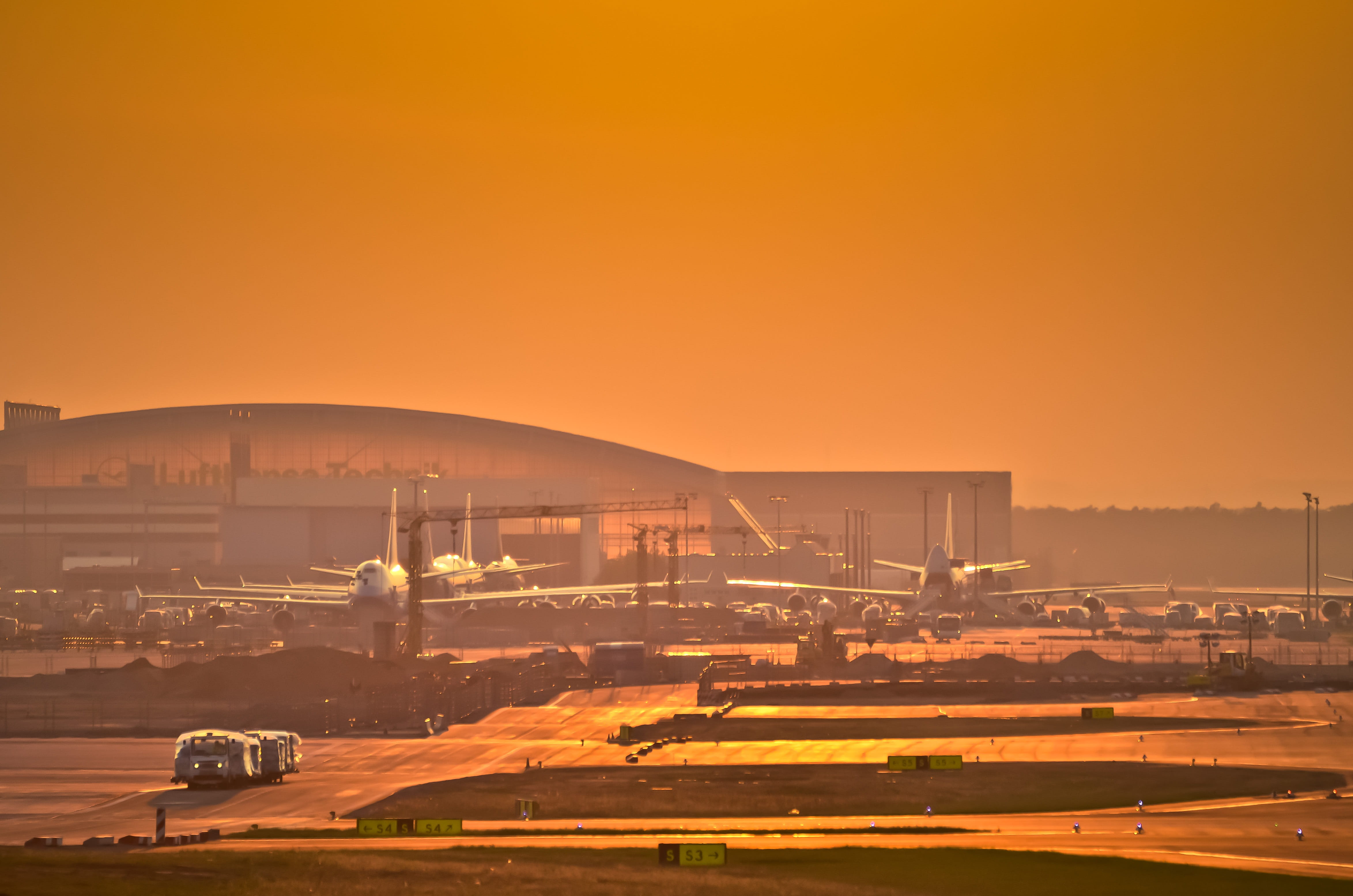 sky, orange color, morning, city, fraport, land vehicle, aircraft, sunset, mode of transportation, car, airliner, frankfurt, copy space, outdoors, airport, HD Wallpaper