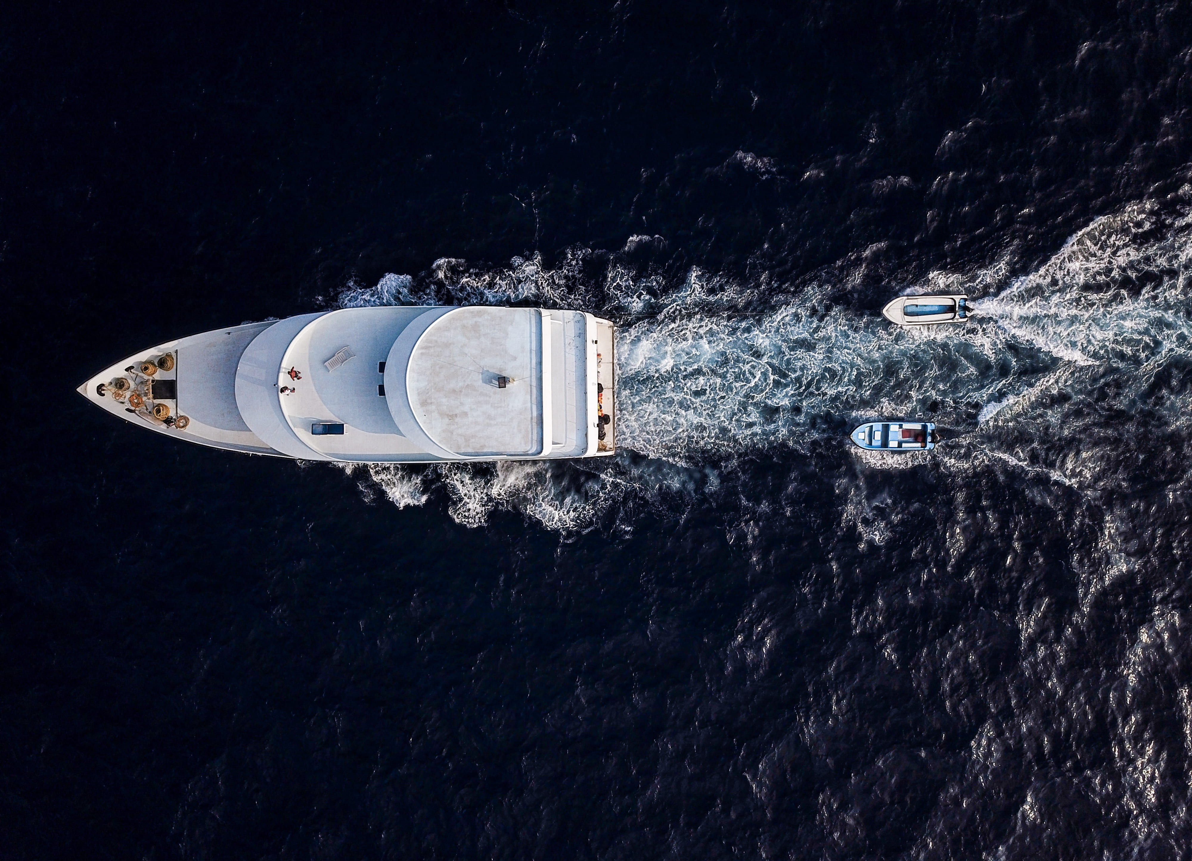water, travel, connection, motion, yacht, day, travel destinations, close-up, black background, 4K, boat in open sea, technology, two, eye, electrical equipment, HD Wallpaper