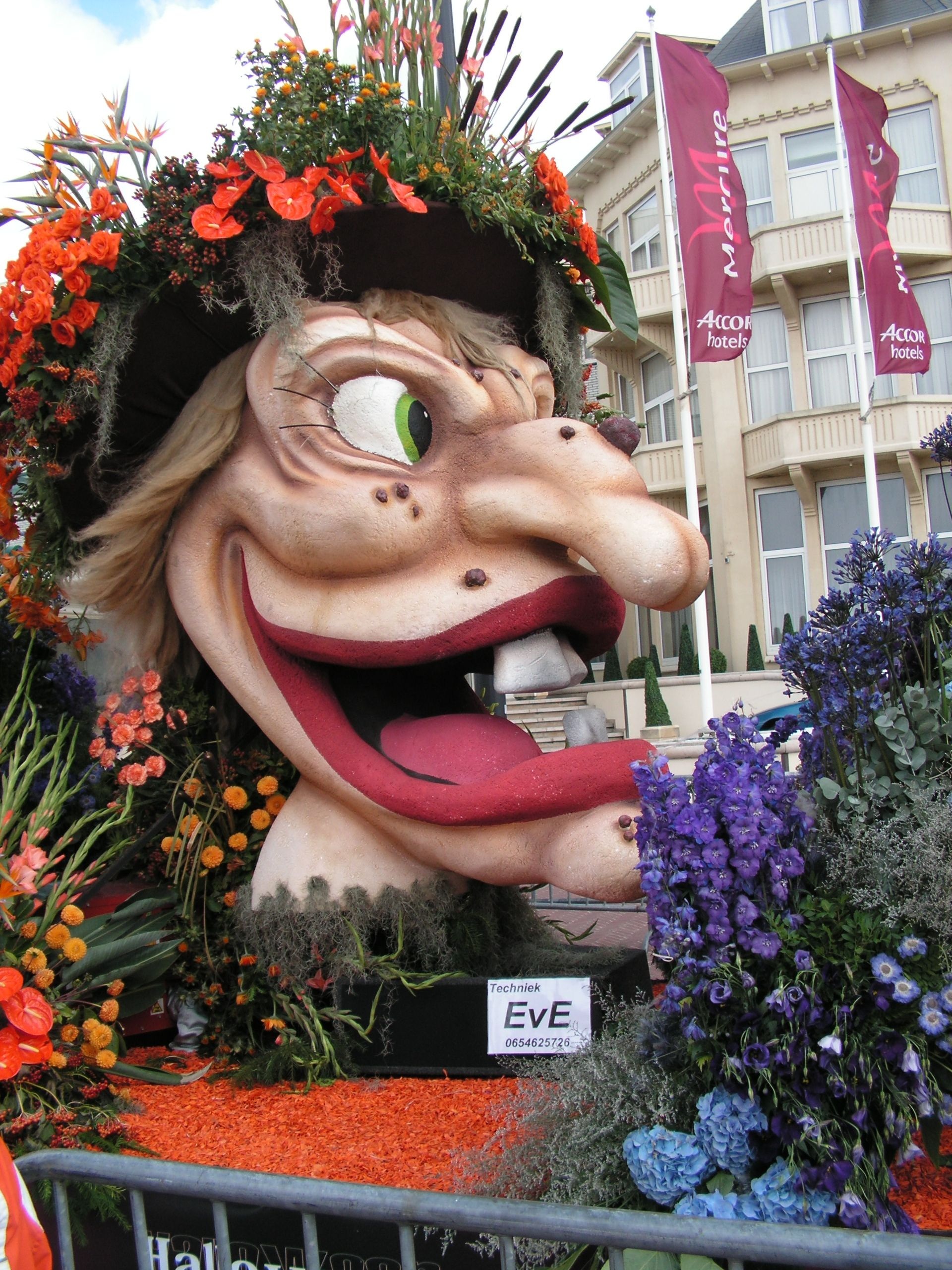 nature, decoration, noordwijk, celebration, bouquet, outdoors, flowering plant, real people, creativity, flower parade, building exterior, float, male likeness, Phone HD Wallpaper