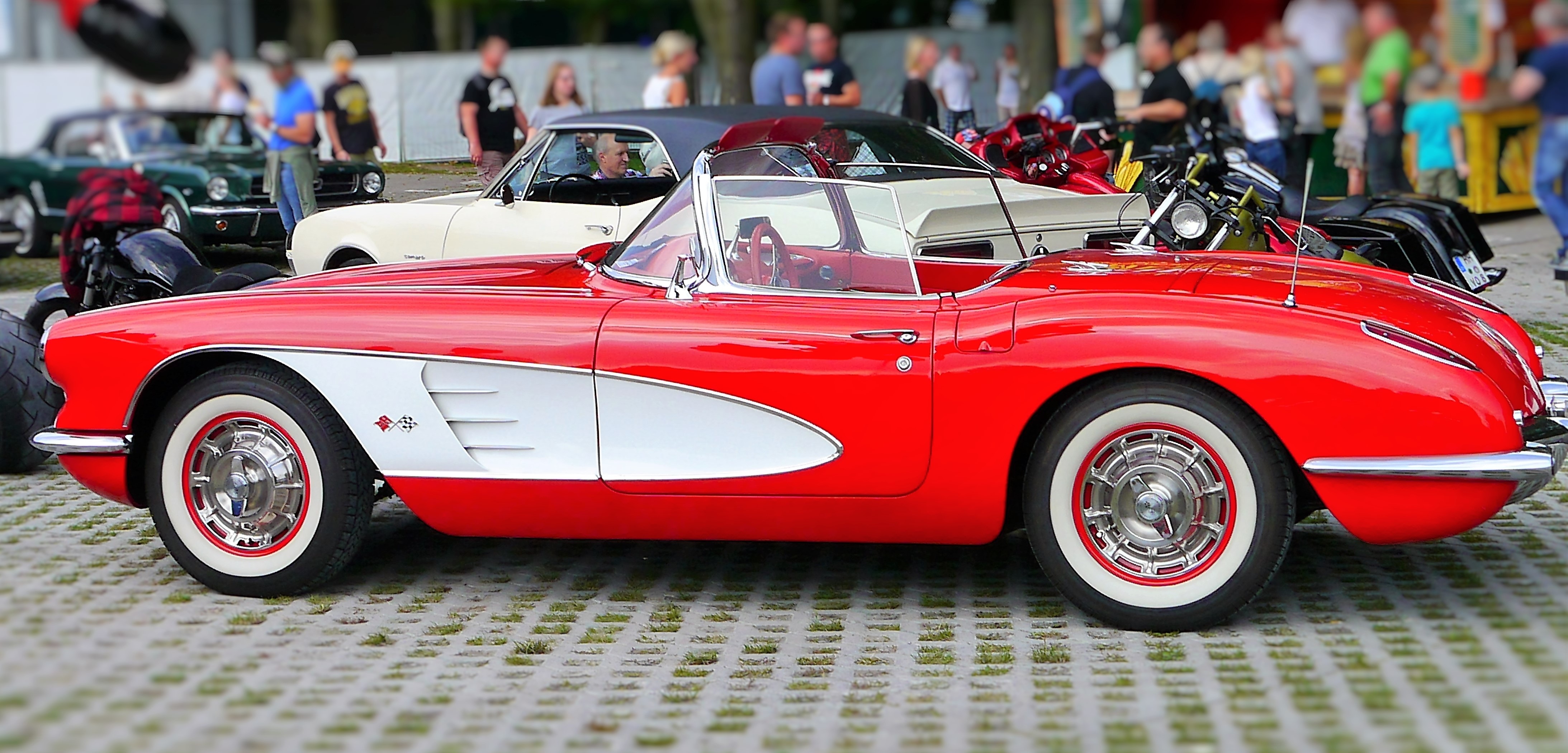 retro styled, corvette, outdoors, retro, 4K, car, mode of transportation, red white, city, land vehicle, day, usa, street, c, red, oldtimer, convertible, HD Wallpaper