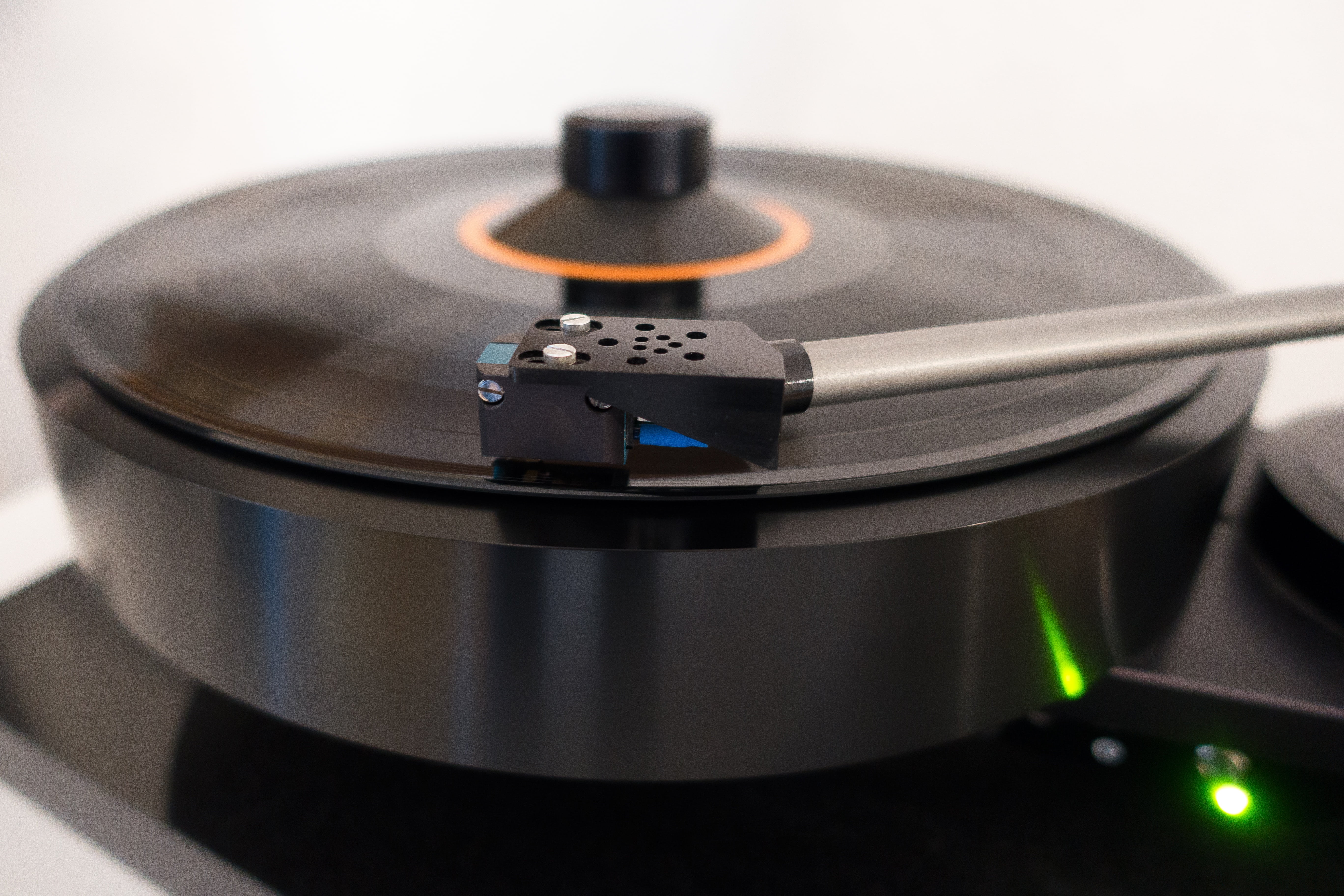 sound, single object, indoors, connection, highend, black color, natural gas, platter, record, spinning, studio shot, close-up, audio device, 5K, metal, HD Wallpaper