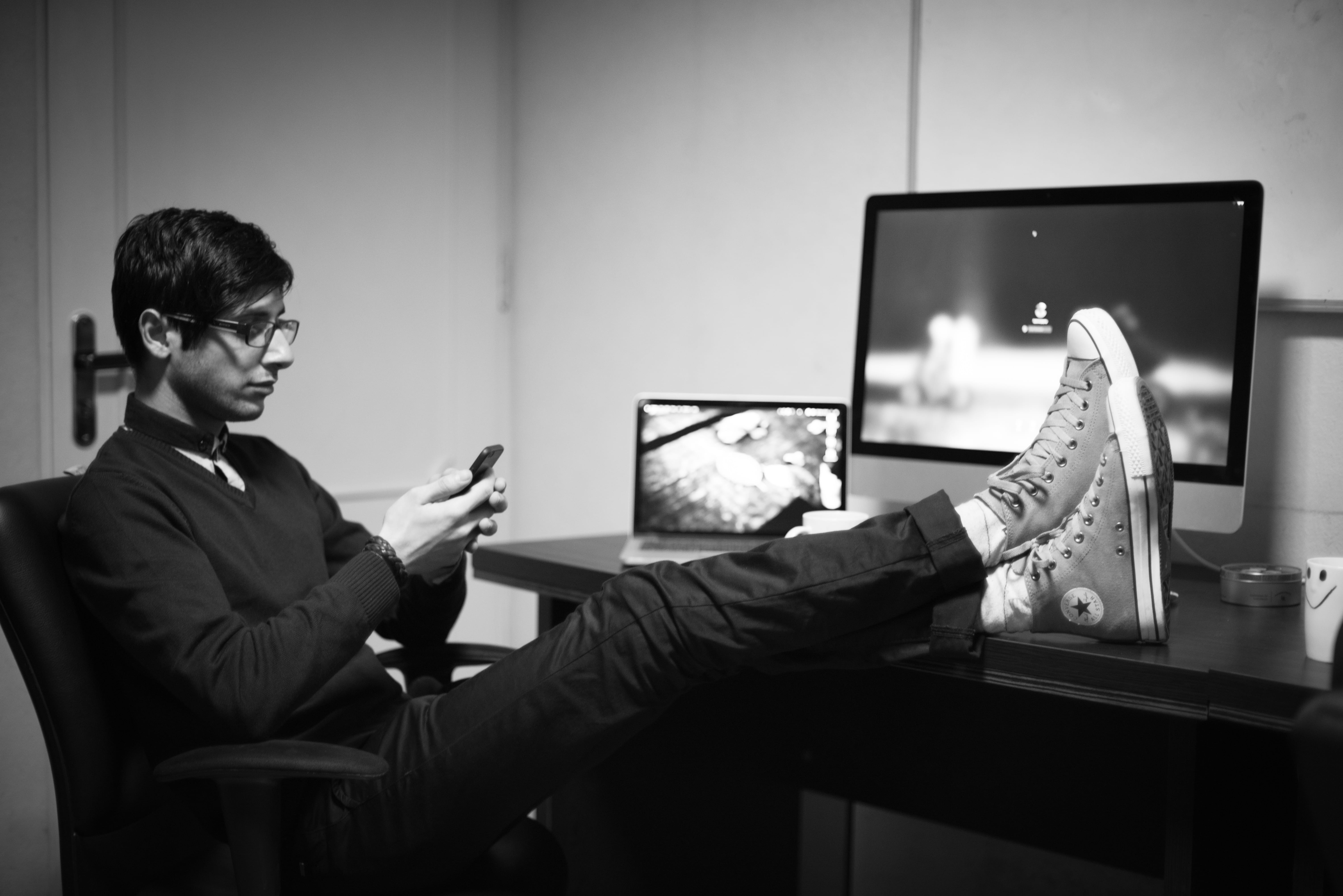 furniture, connection, adult, man, workspace, 5K, feet, desktop, macbook pro, working, black, imac, one person, desk, young adult, smartphone, relaxation, HD Wallpaper