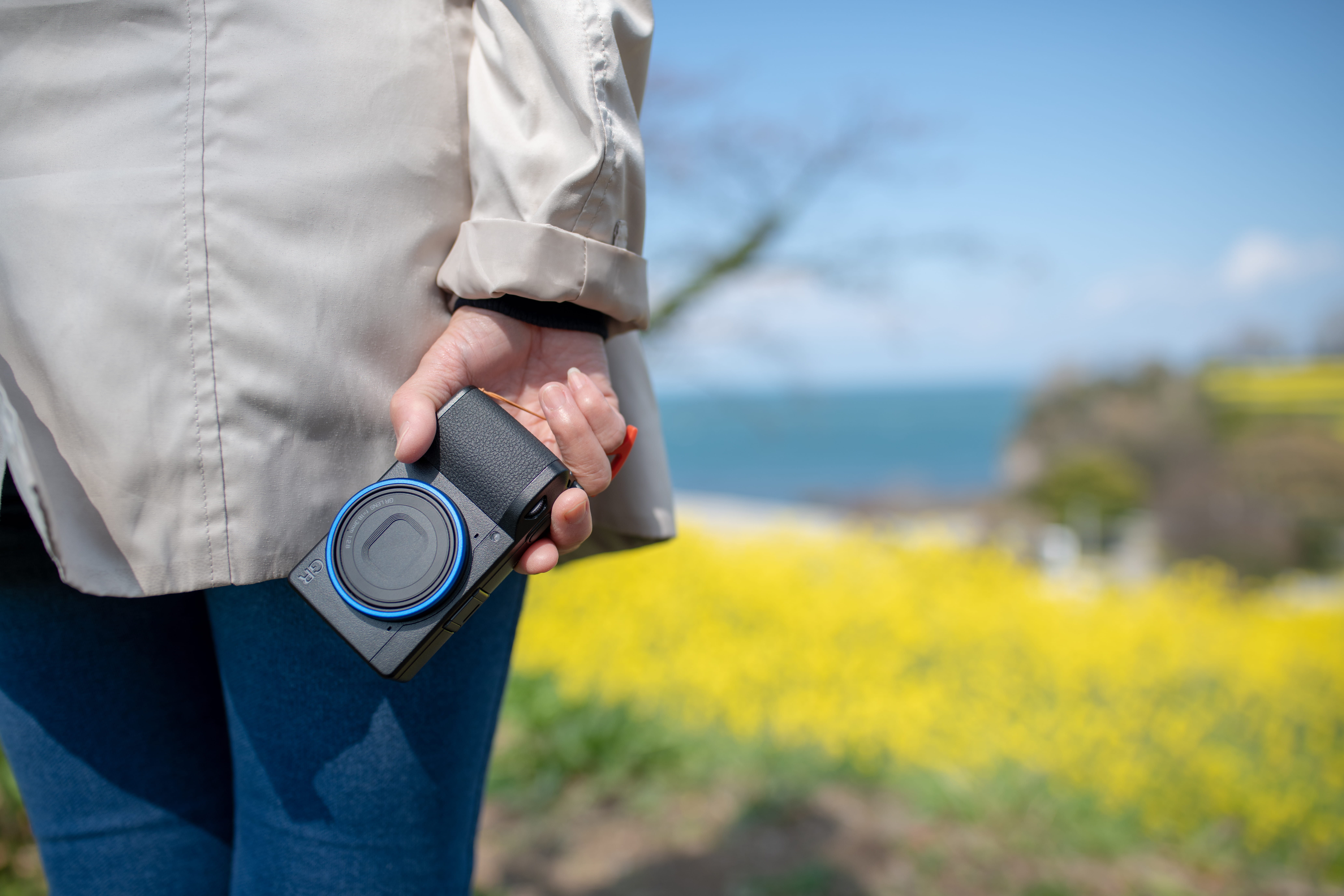 sleeve, technology, plant, human, pc, apparel, digital camera, video camera, day, shirt, water, 8K, computer, human hand, real people, close-up, focus on foreground, HD Wallpaper