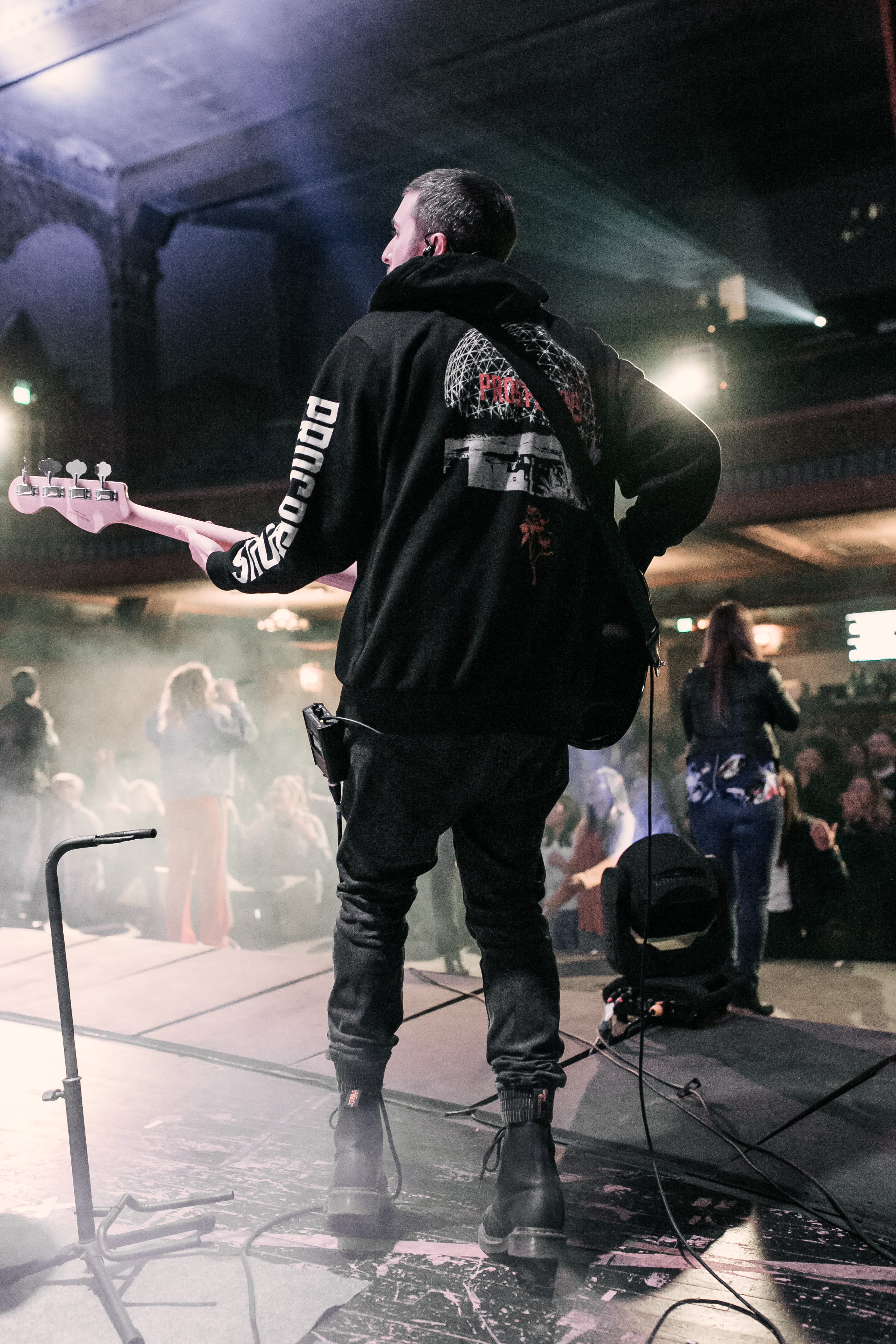 real people, enjoyment, illuminated, haze, grunge, men, 4K, rialto theatre, rear view, music, full length, guitar, artist, rock, musician, photographer, Phone HD Wallpaper