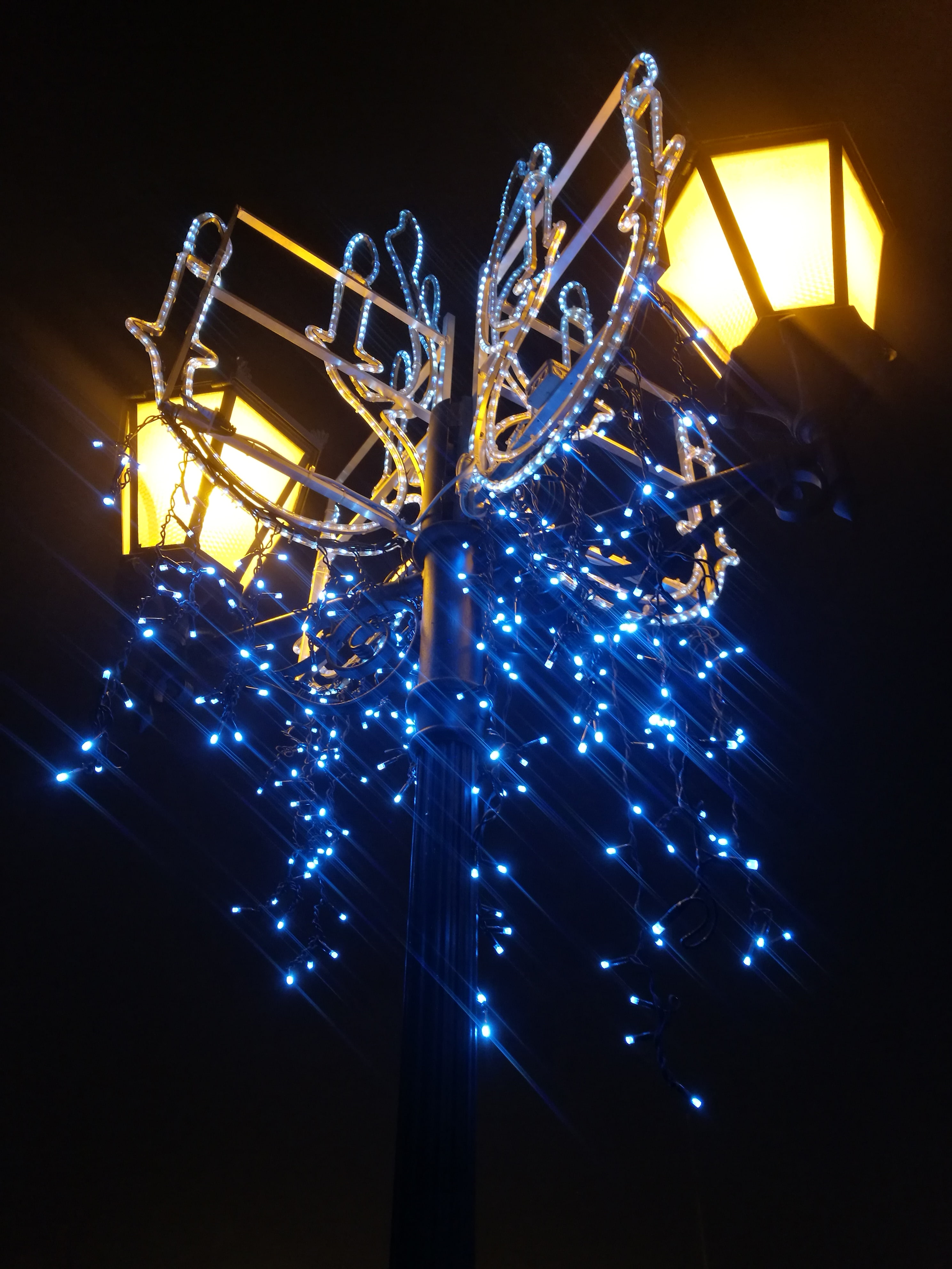 Christmas, night, winter, lantern, 4K, light bulb, blue, street, Phone HD Wallpaper