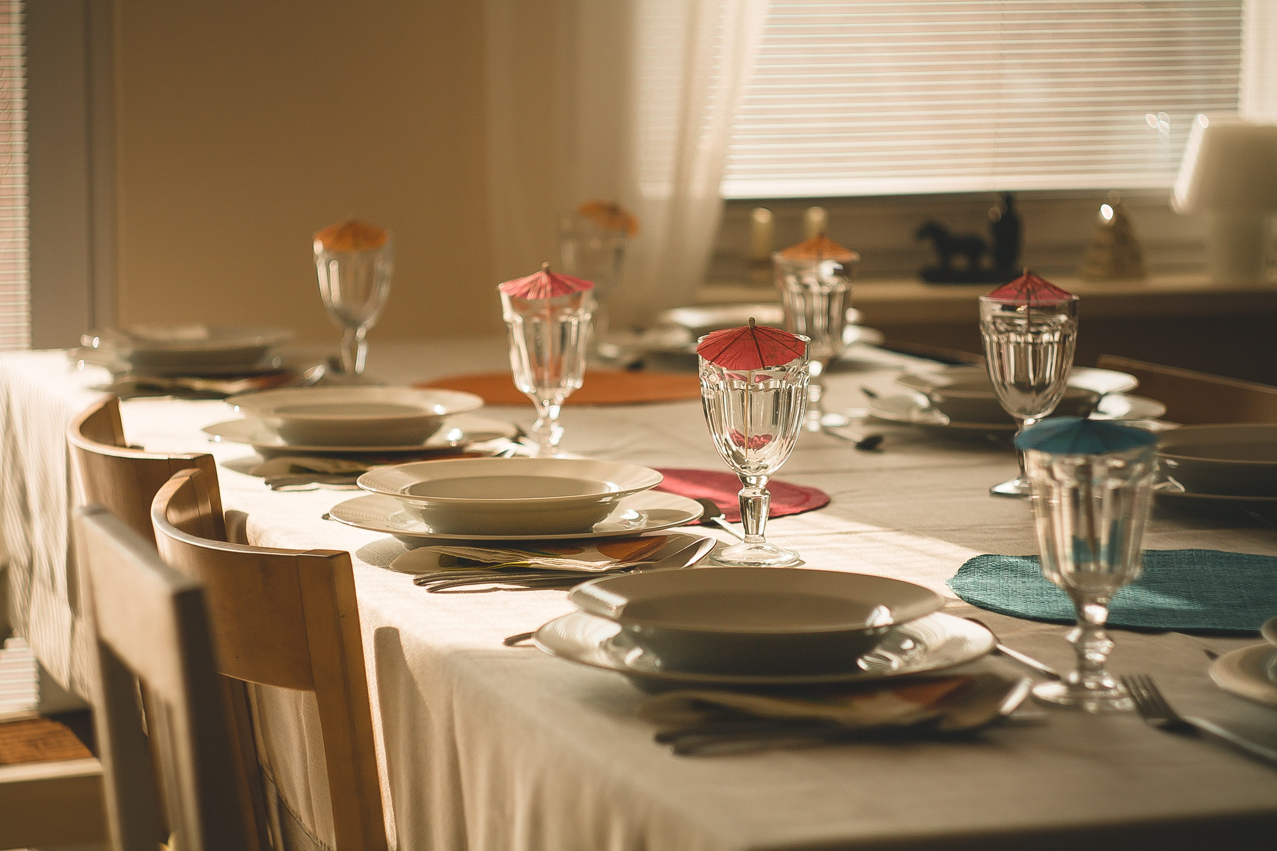 cutlery, plates, home interior, household equipment, business, no people, the interior of the, setup, crockery, plate, napkin, furniture, empty plate, table knife, HD Wallpaper