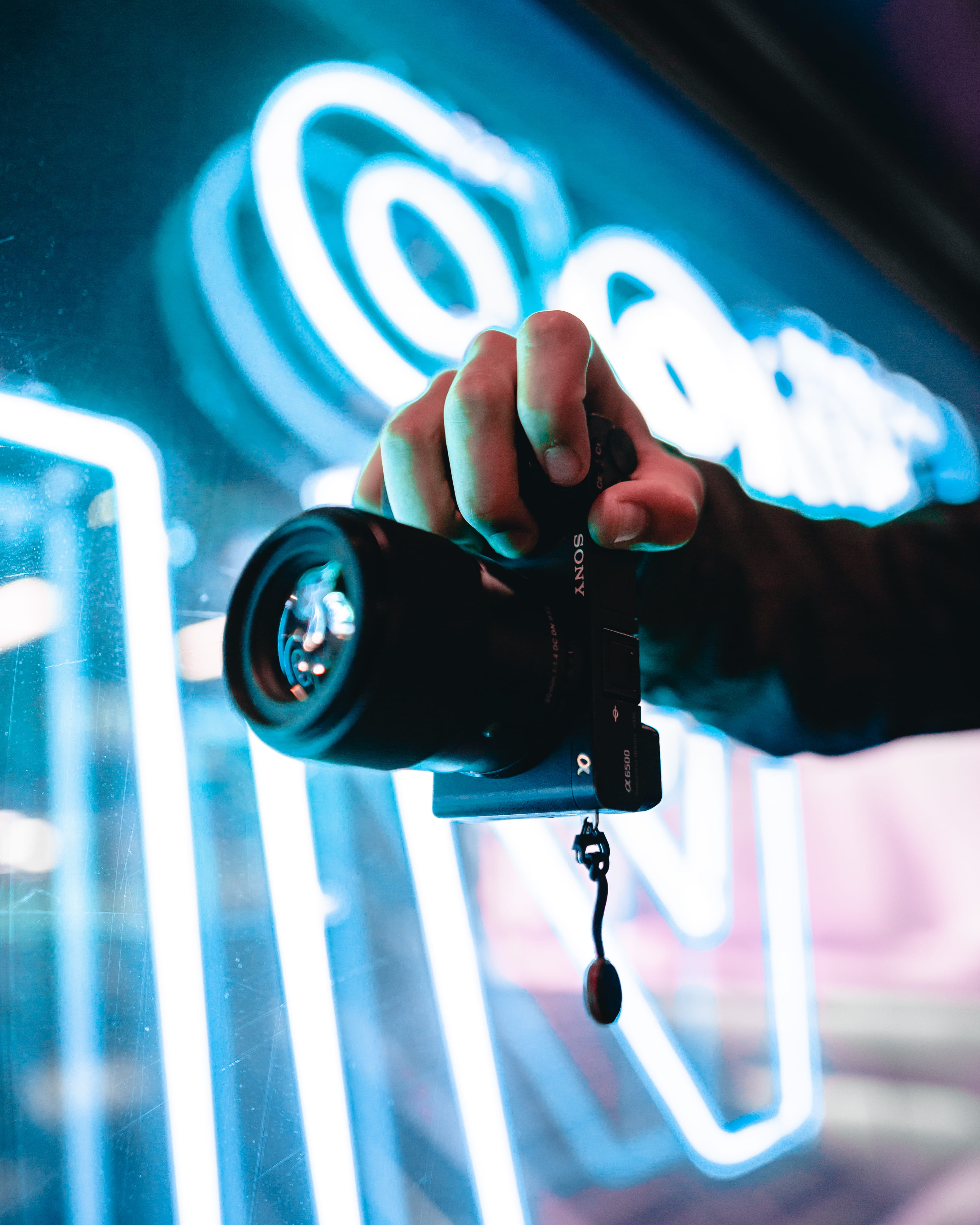 zurich, close-up, human, hand, human hand, light, men, hanging, black, camera gear, gear, indoors, electronics, camera, unrecognizable person, 4K, bokeh, Phone HD Wallpaper