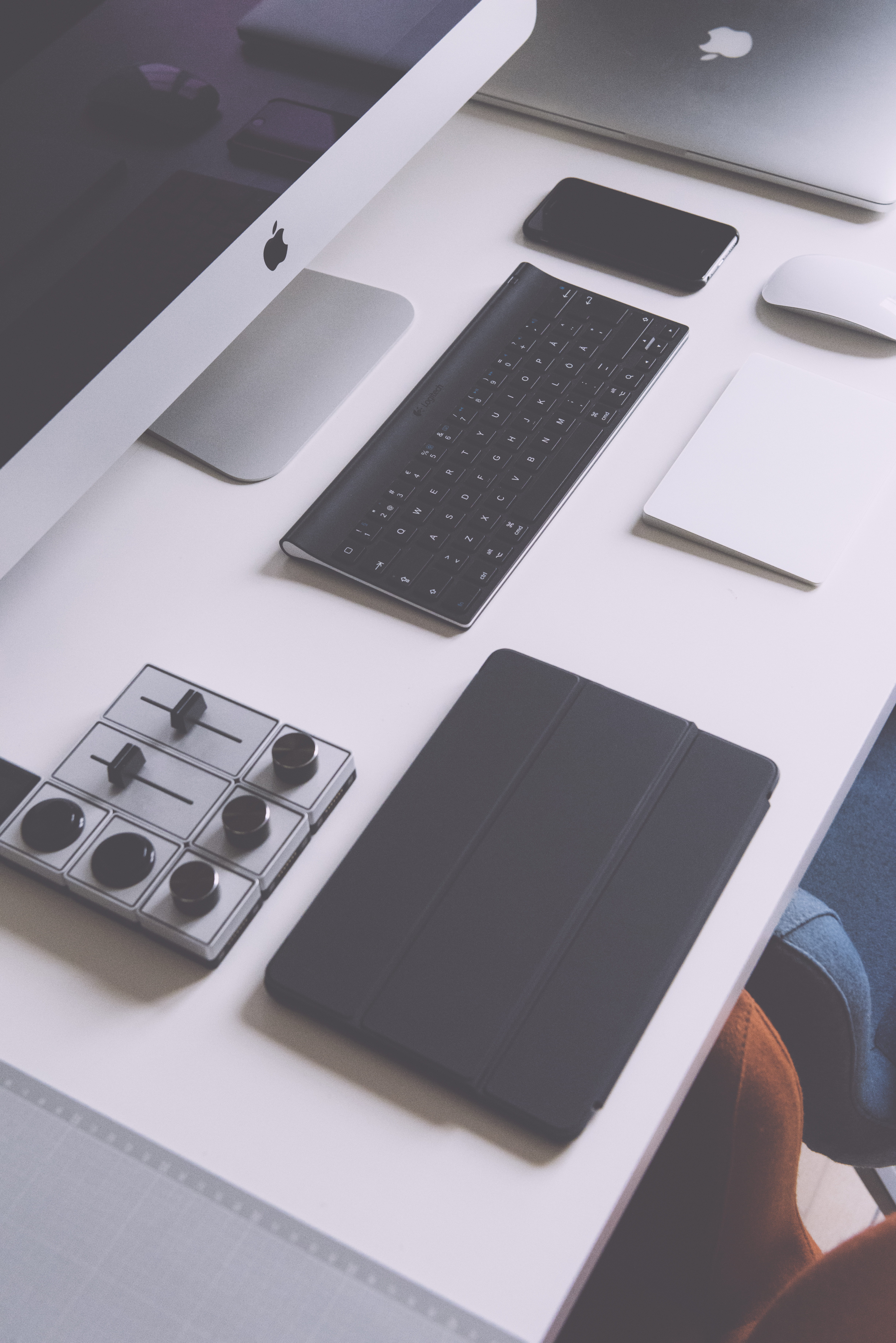 portable information device, computer, keyboard, computer keyboard, human hand, portability, white, table, laptop, high angle view, photography, wireless technology, Phone HD Wallpaper