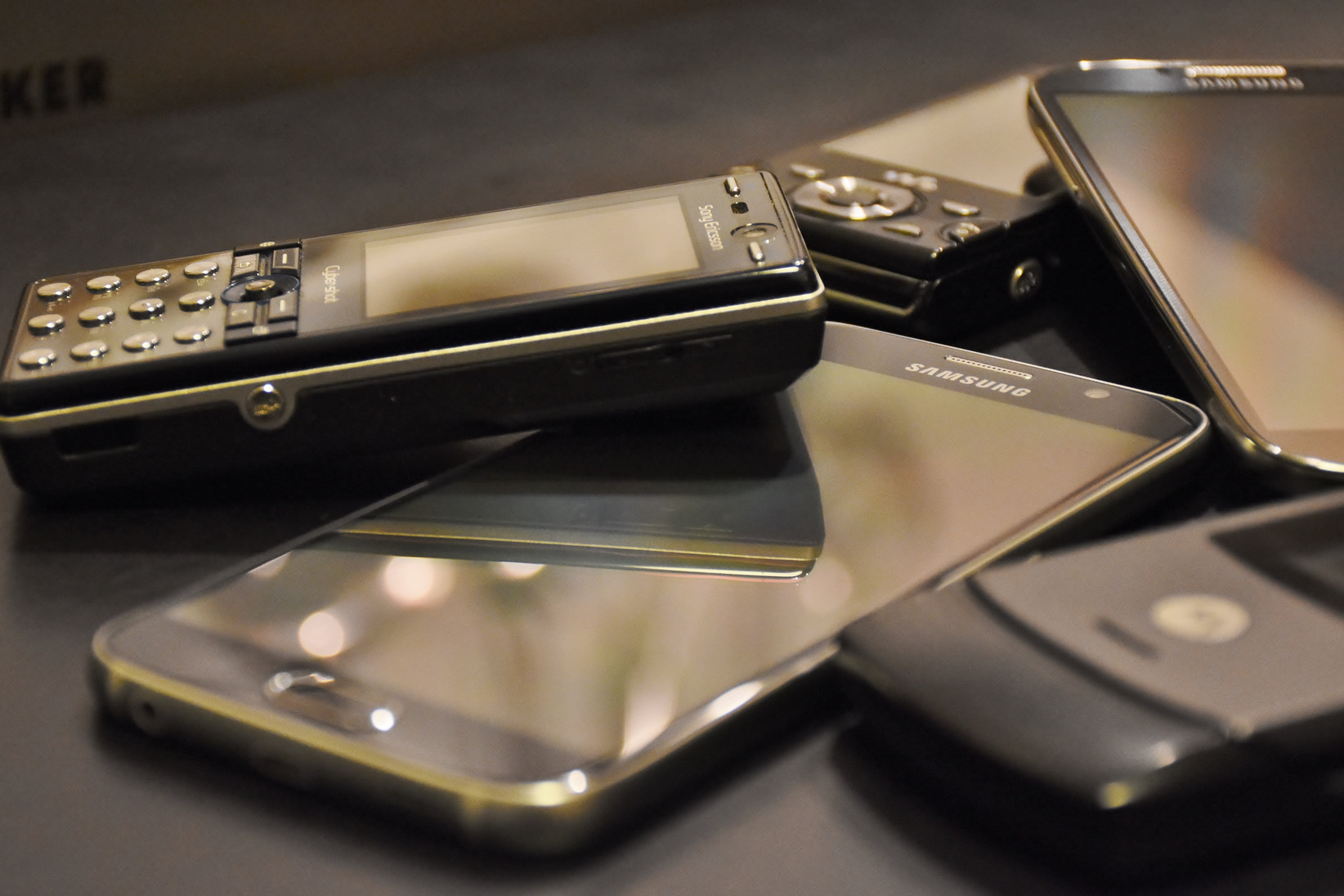 new, wood, store, wealth, motorola, background, used connection, connection, retail, phone, black, no people, assorted, group of objects, finance, ad, western script, HD Wallpaper