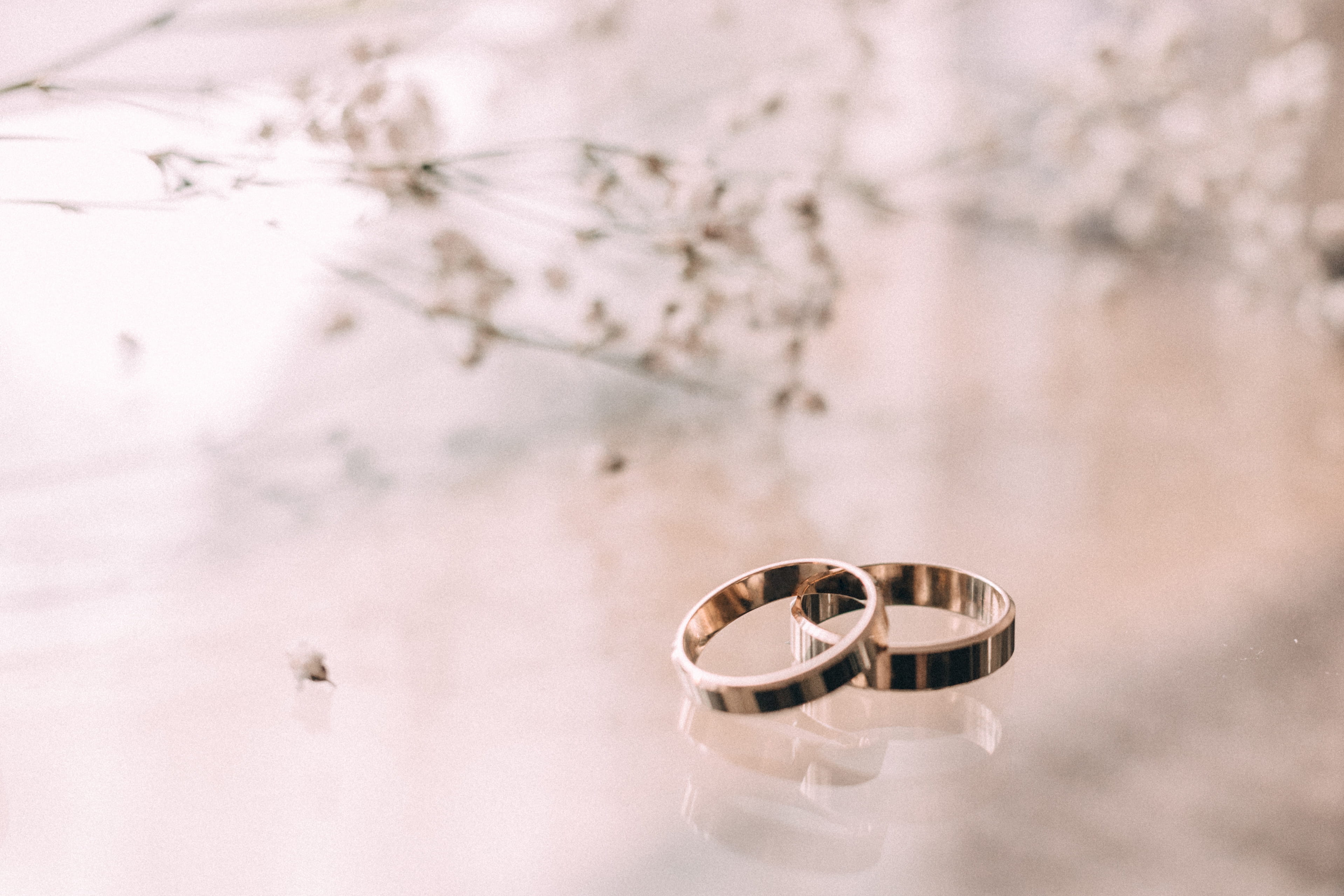 day, copy space, jewelry, nature, focus on foreground, beige, 2K, reflections, celebration, reflection, no people, rings, shiny, metal, two, close-up, HD Wallpaper