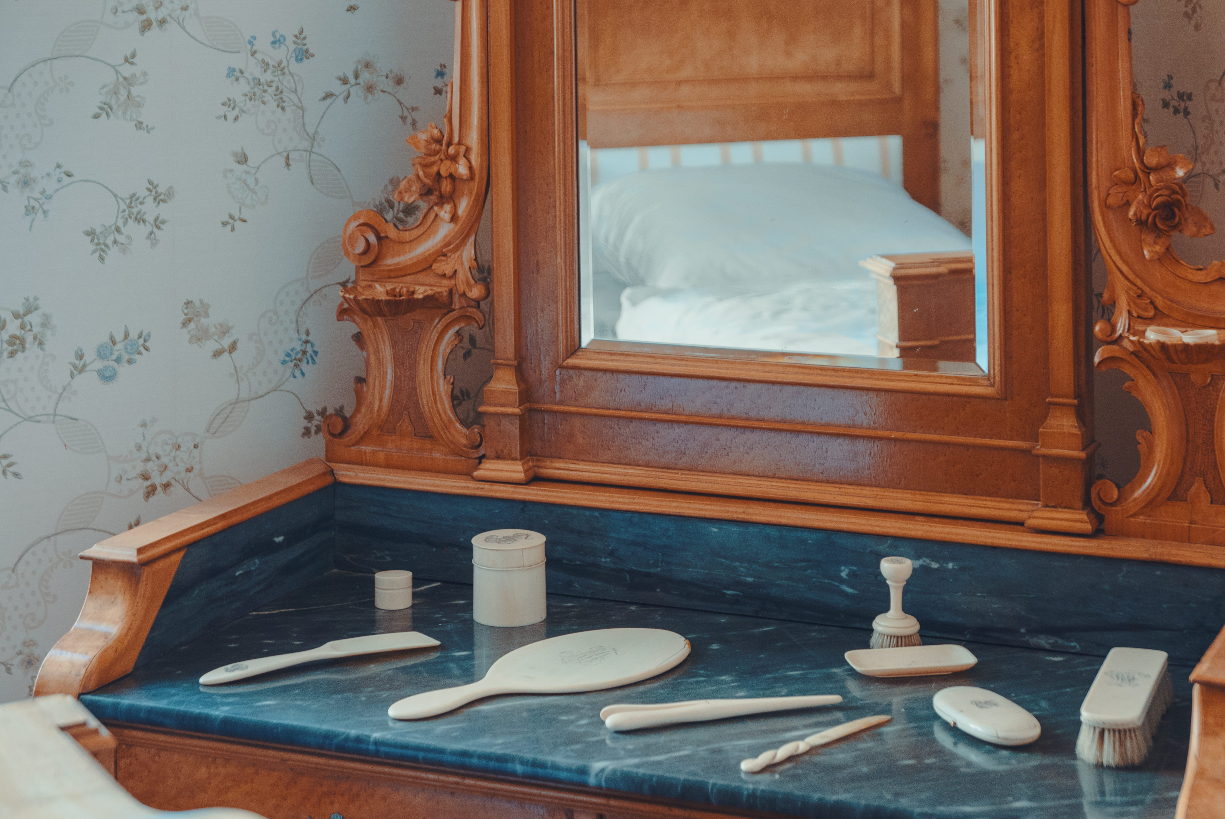 indoors, desk, top, cabinet, cupboard, wood, furniture, cosmetic, brush, home interior, vintage, art and craft, sink, bed, wood - material, table, no people, HD Wallpaper