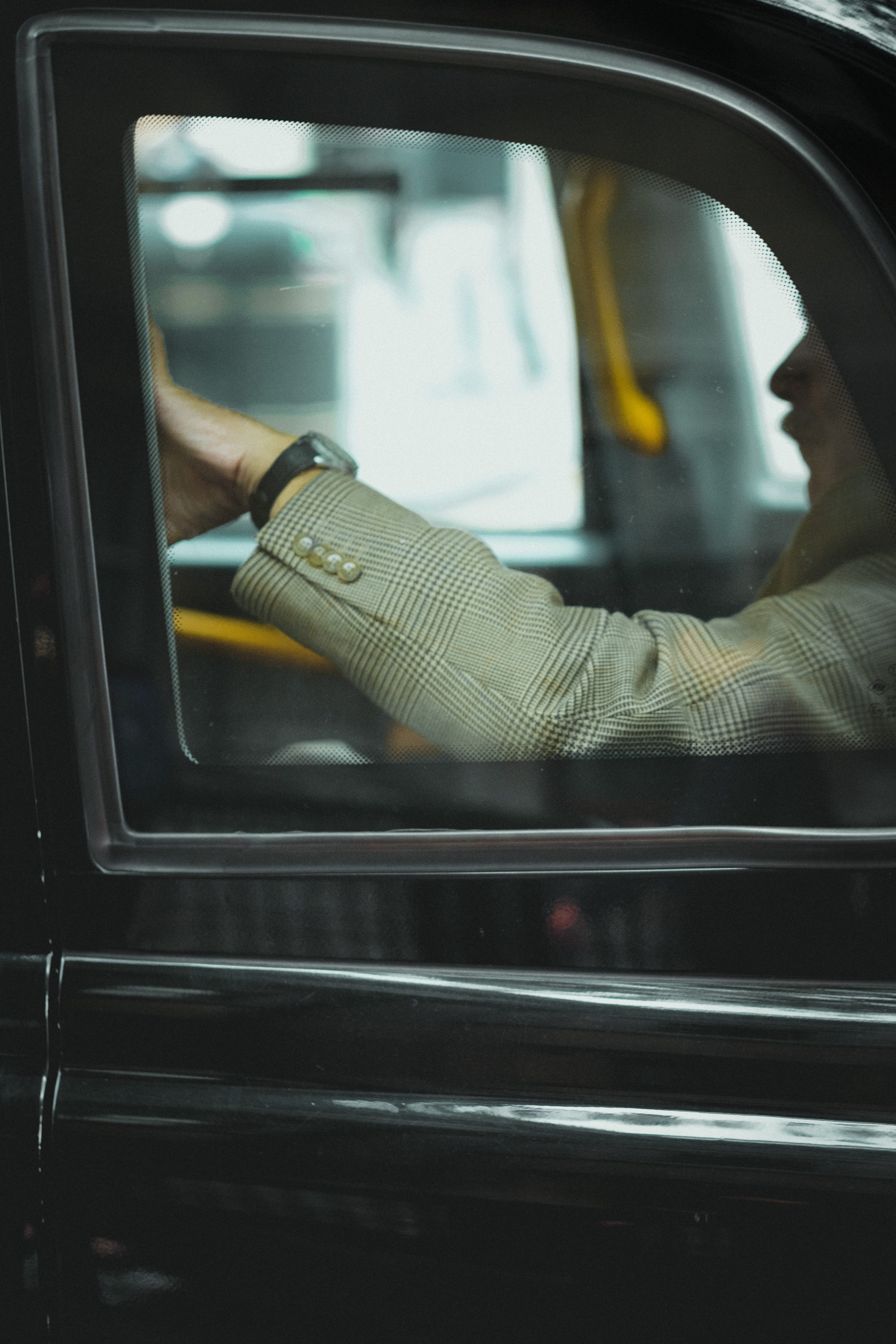 london, 5K, mode of transportation, vehicle interior, subway train, men, sitting, urban, arm, passenger train, transportation, close-up, suit, public transportation, Phone HD Wallpaper