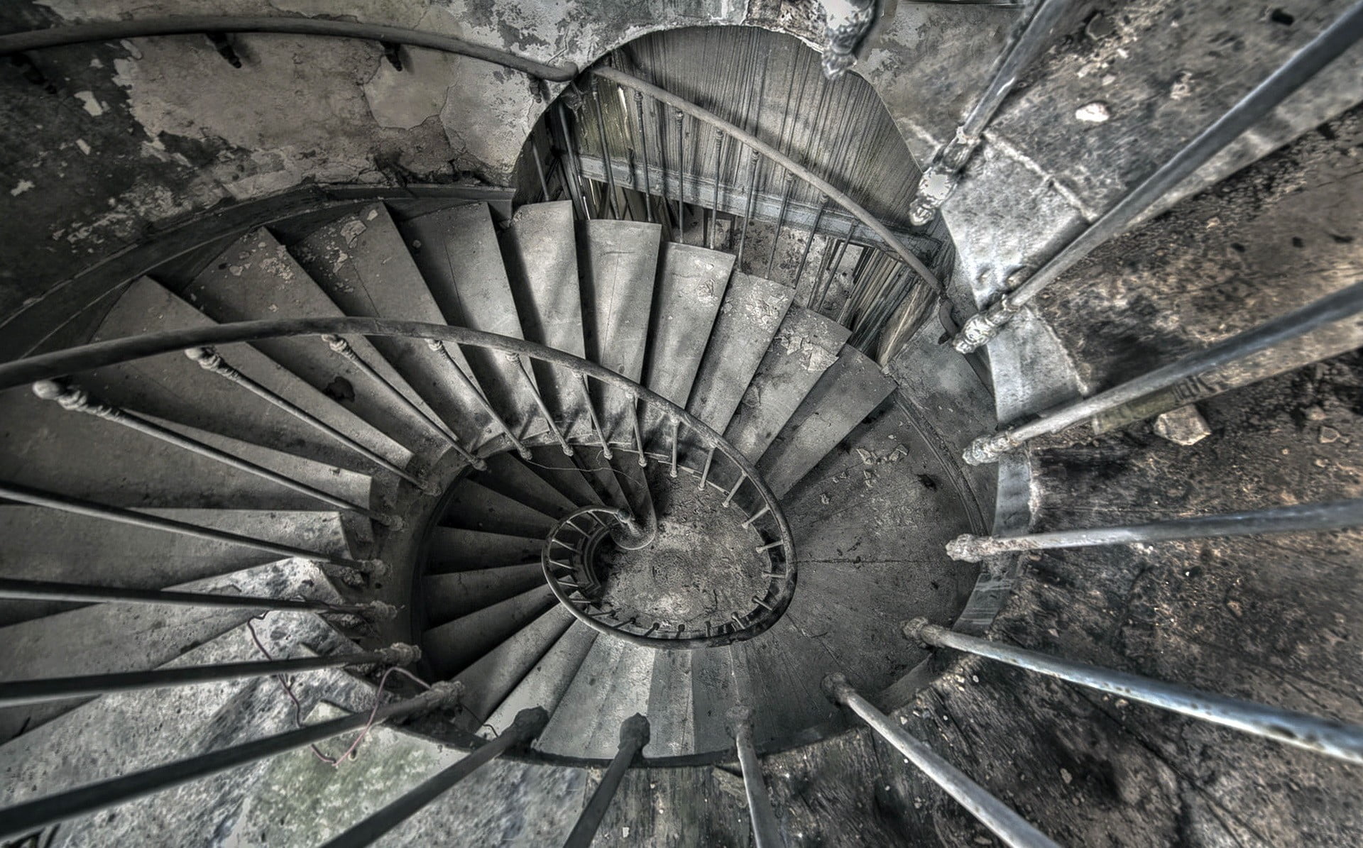 directly above, old, architecture, vanishing point, 1080P, shape, stairs, metal, wood - material, indoors, spiral, steps and staircases, built structure, HD Wallpaper