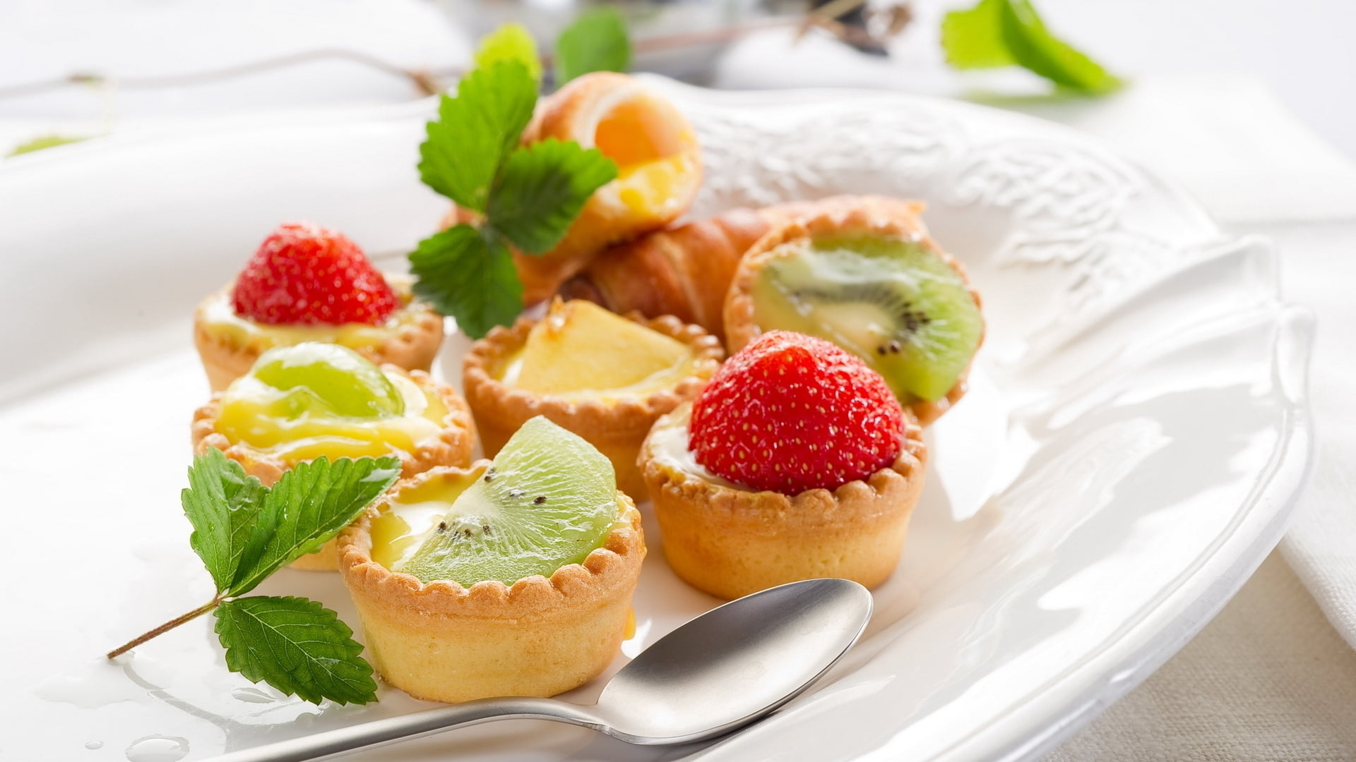 white, pastry, food And Drink, ready-to-eat, red, kitchen utensil, bakery, cakes, sweet Pie, fruit, baked, raspberry, herb, snack, sweet, cake, leaf, homemade, HD Wallpaper
