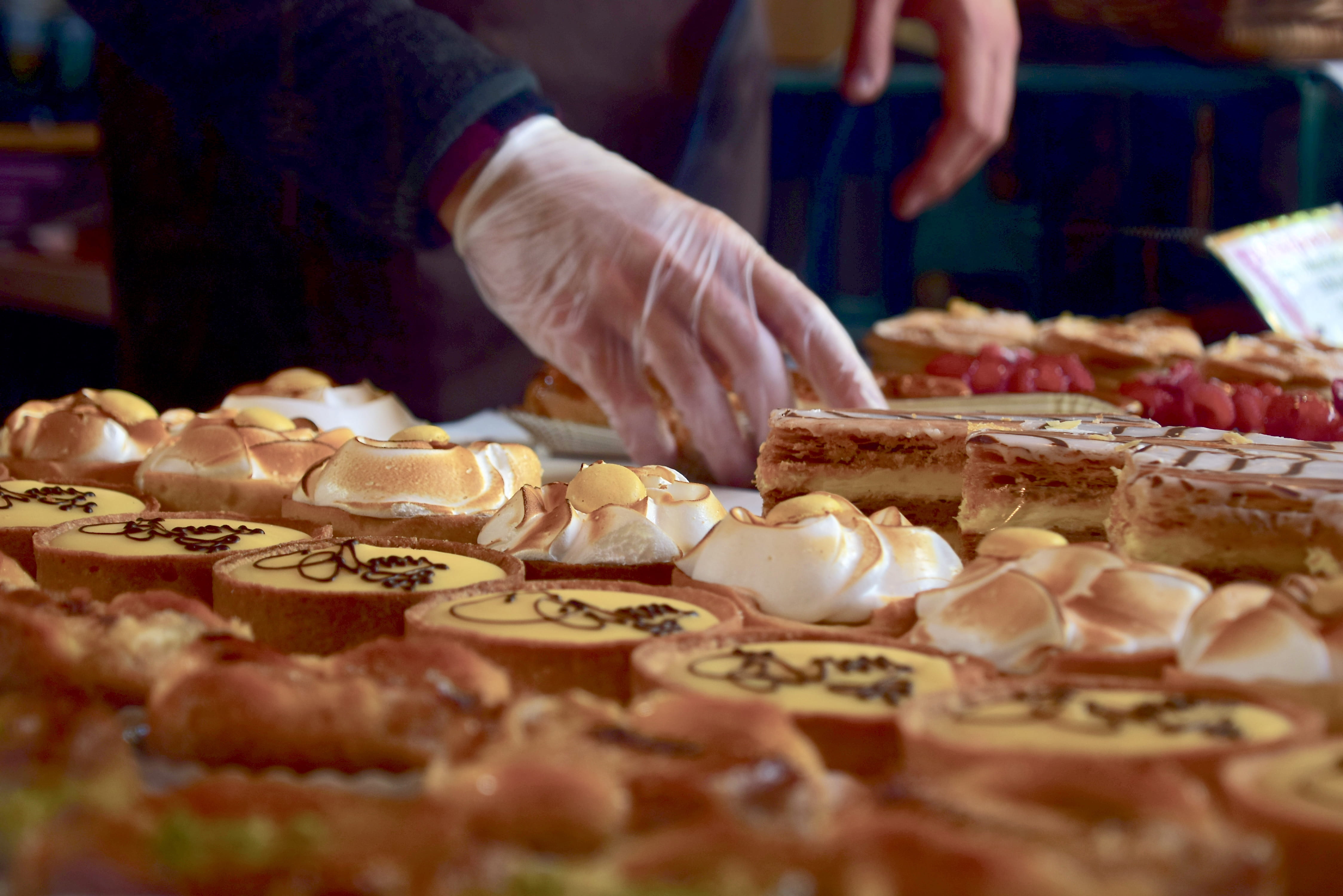 selective focus, concession stand, hand, preparation, baking, midsection, preparing food, close-up, pastries, delicious, market, human hand, holding, Meringues, HD Wallpaper