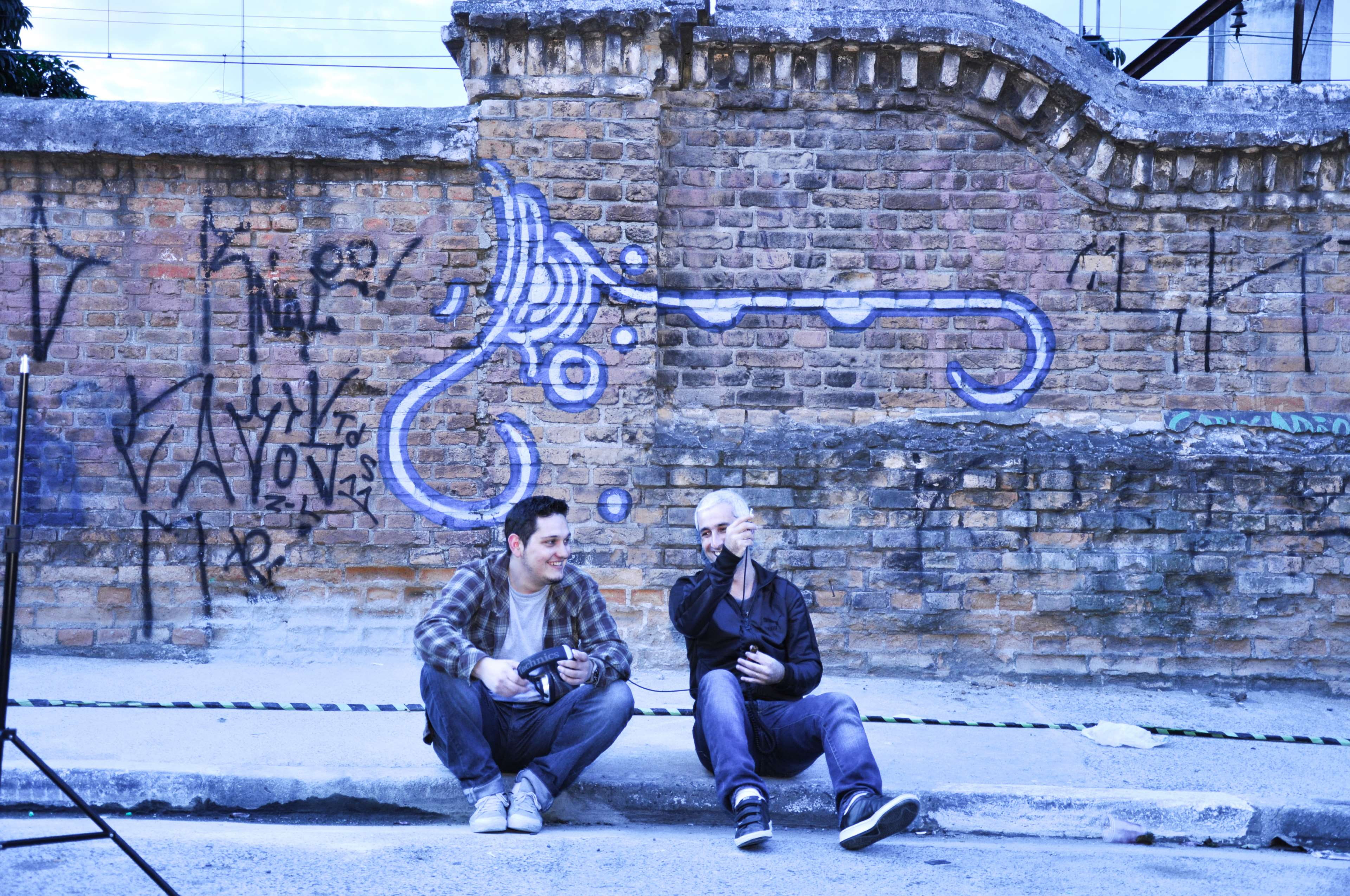 music, positive emotion, wall, real people, young men, sitting, musican, city, couple - relationship, architecture, adult, people, young women, graffiti, HD Wallpaper