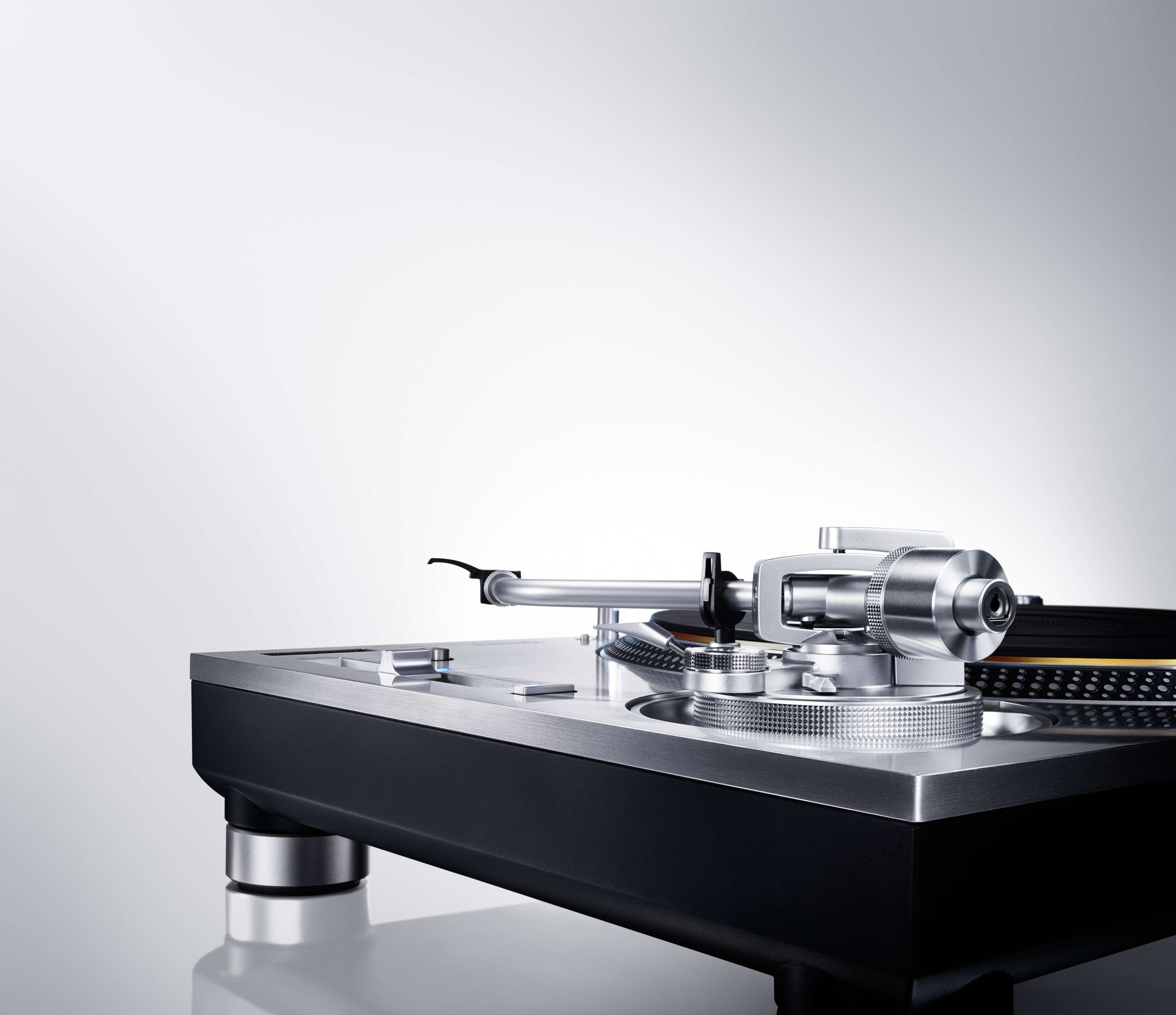 gray, record, no people, equipment, deejay, stainless steel, copy space, mk, dj, clean, indoors, turntable, table, faucet, 4K, domestic room, studio shot, HD Wallpaper
