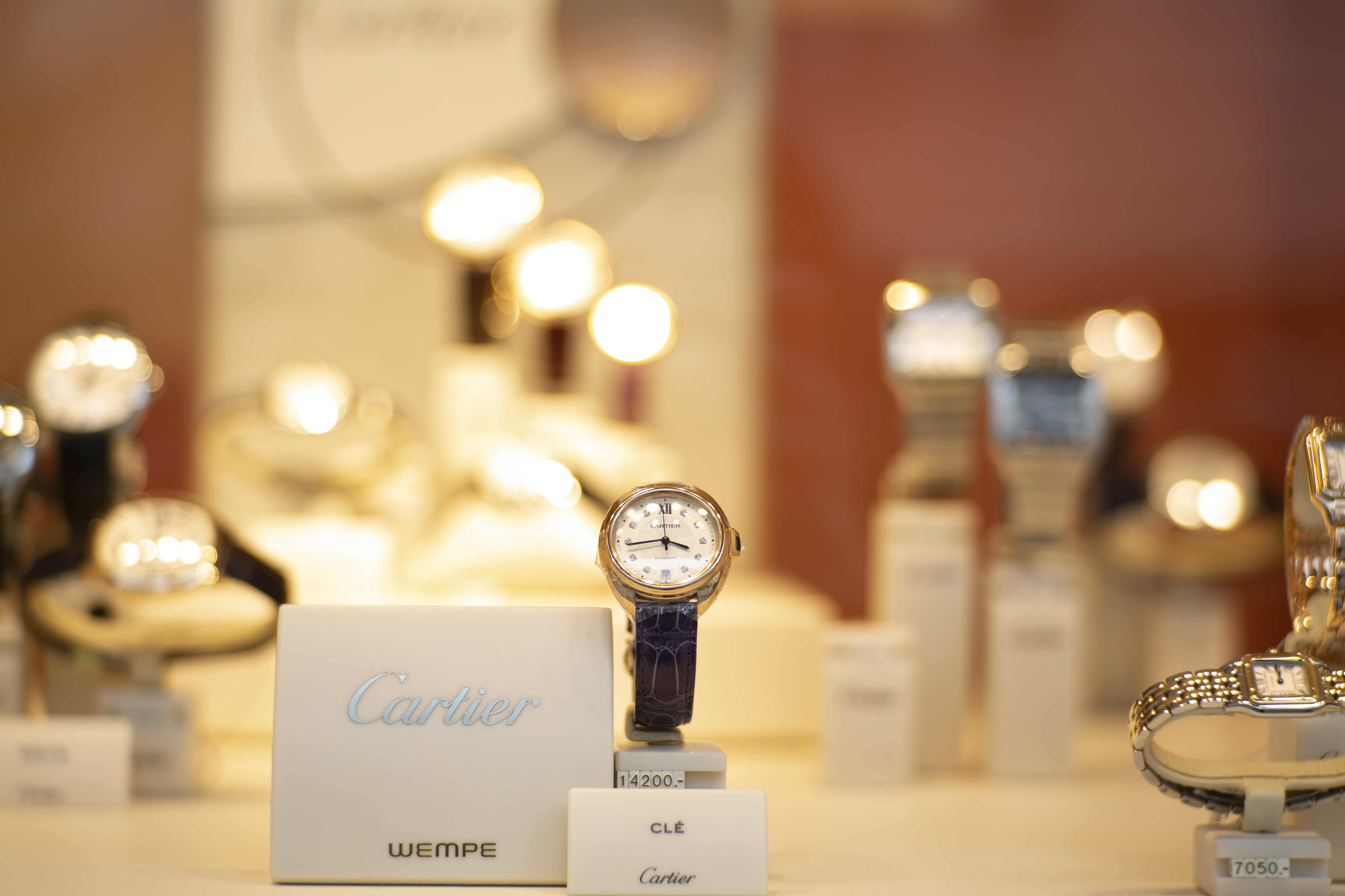 assorted, wristwatch, Analog watch, antique, display, luxurious, lighting equipment, close-up, no people, business, restaurant, watches, selective focus, HD Wallpaper