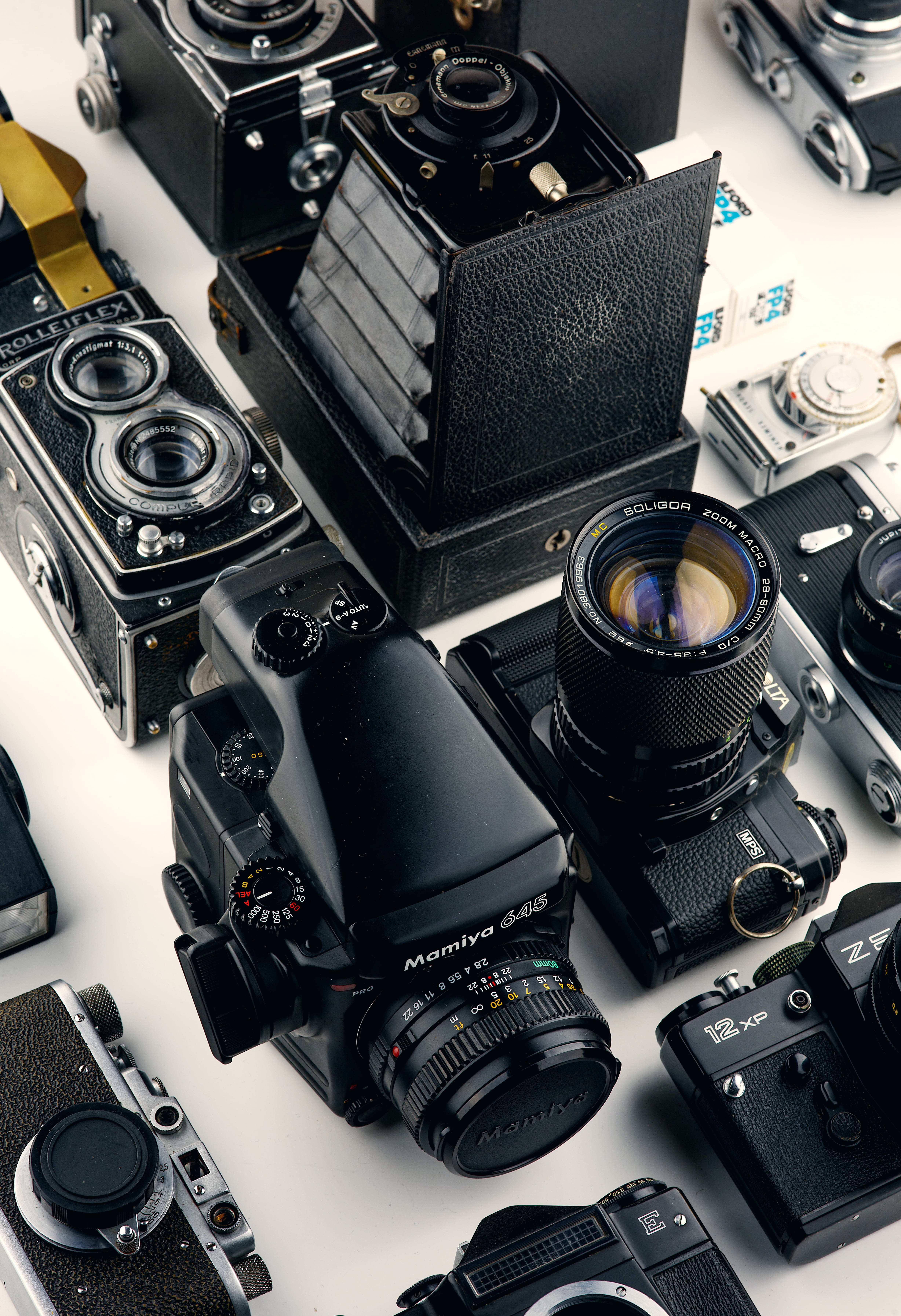 lens - optical instrument, black, lens, retro styled, optical, classic, video recording, high angle view, black color, retro, large group of objects, film industry, Phone HD Wallpaper