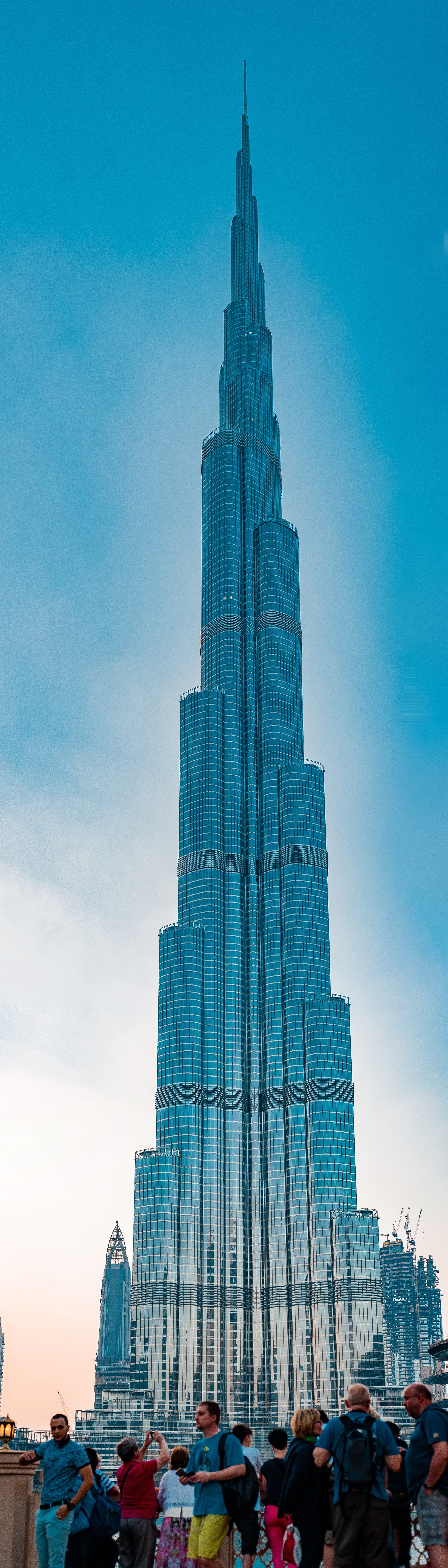 skyscraper, cloud - sky, tower, city, metropolis, arab, incidental people, built structure, low angle view, panorama, office, sky, financial district, crowd, Phone HD Wallpaper