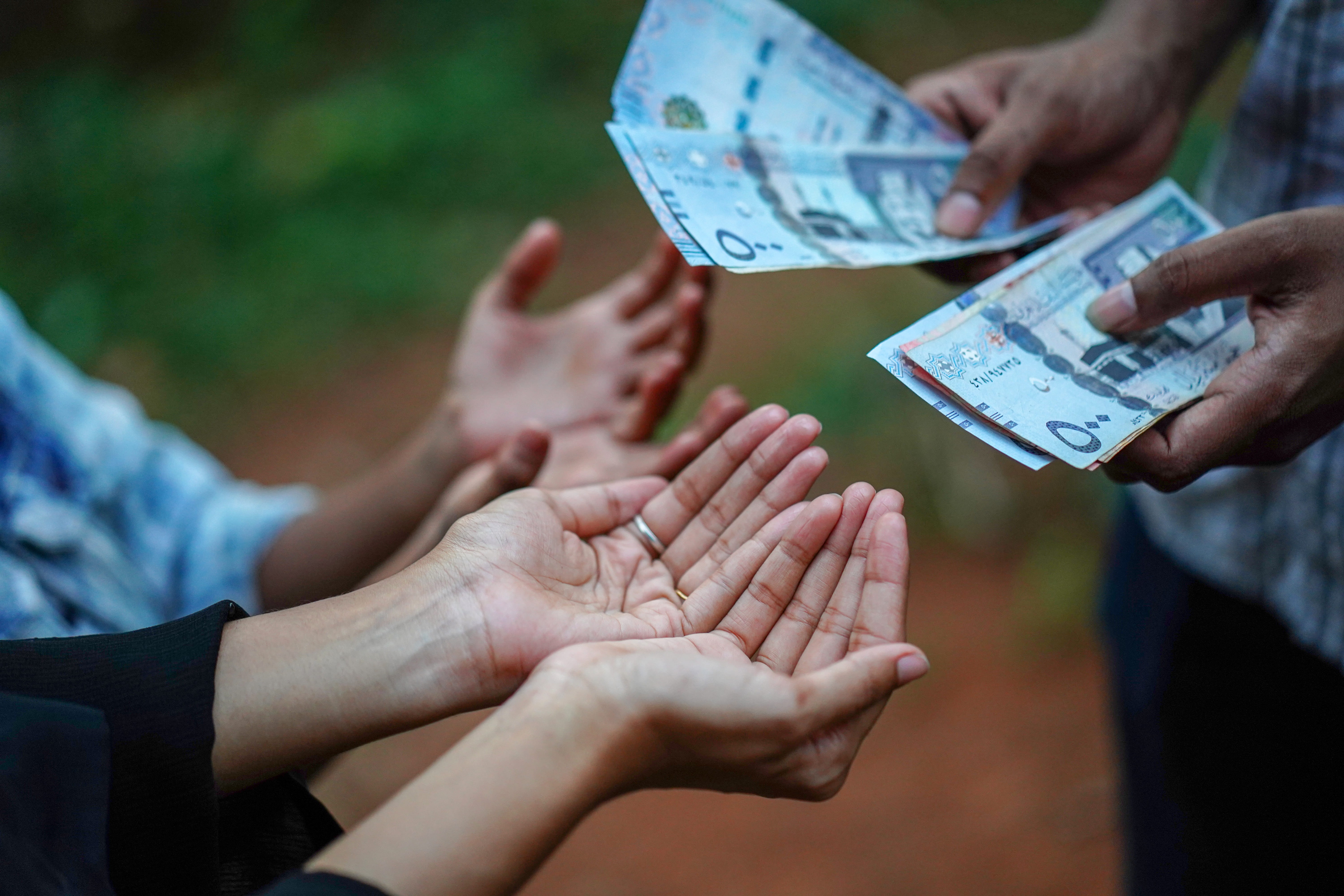 men, human hand, leisure activity, outdoors, finger, hand, cut out, paper currency, finance, part of, giving, arabia, gulf cooperation council, currency, HD Wallpaper