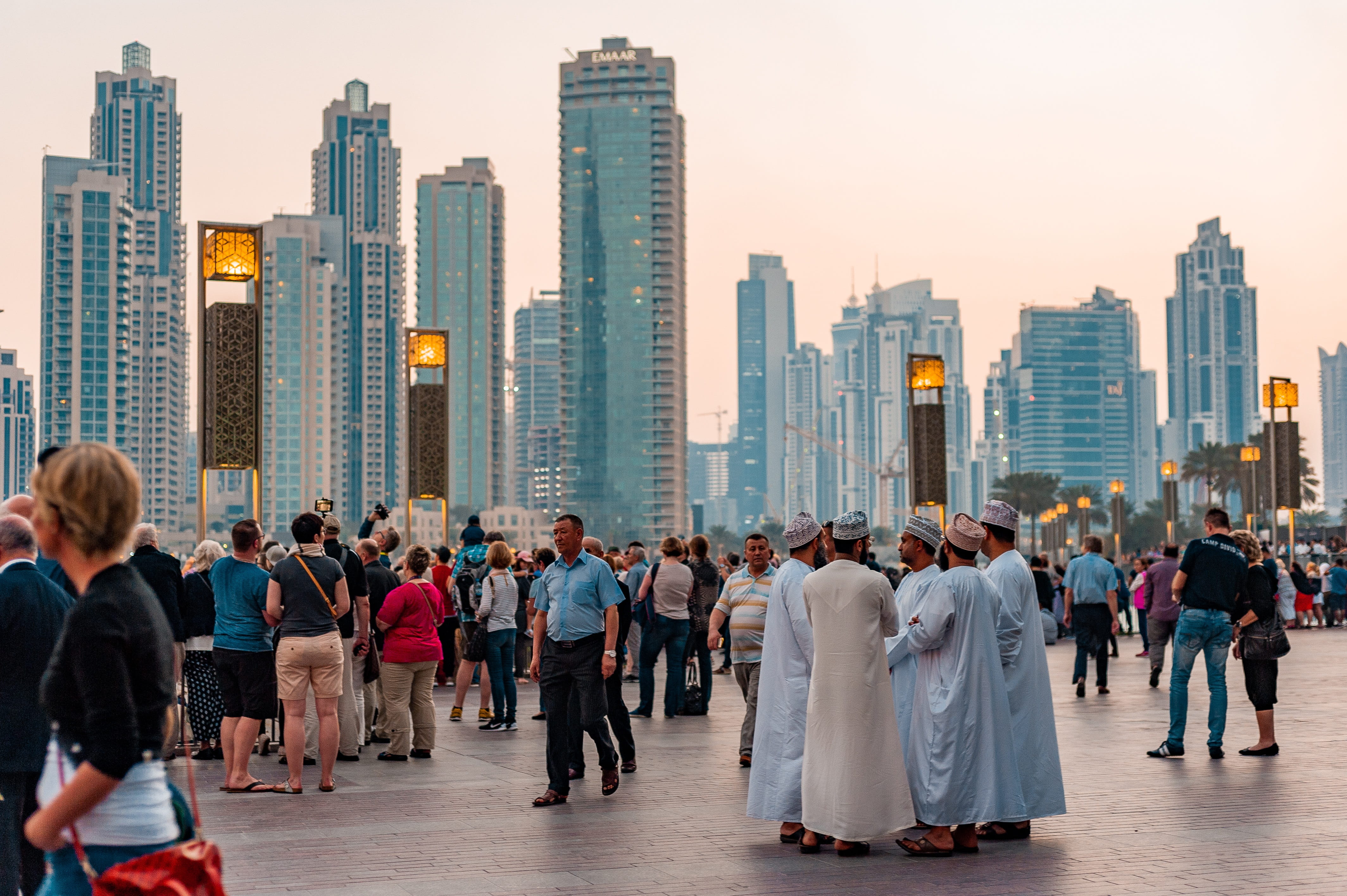 women, kufiya, city, group of people, built structure, crowd, cityscape, modern, city life, 4K, sky, building exterior, tourism, men, taadzhiya, downtown, HD Wallpaper