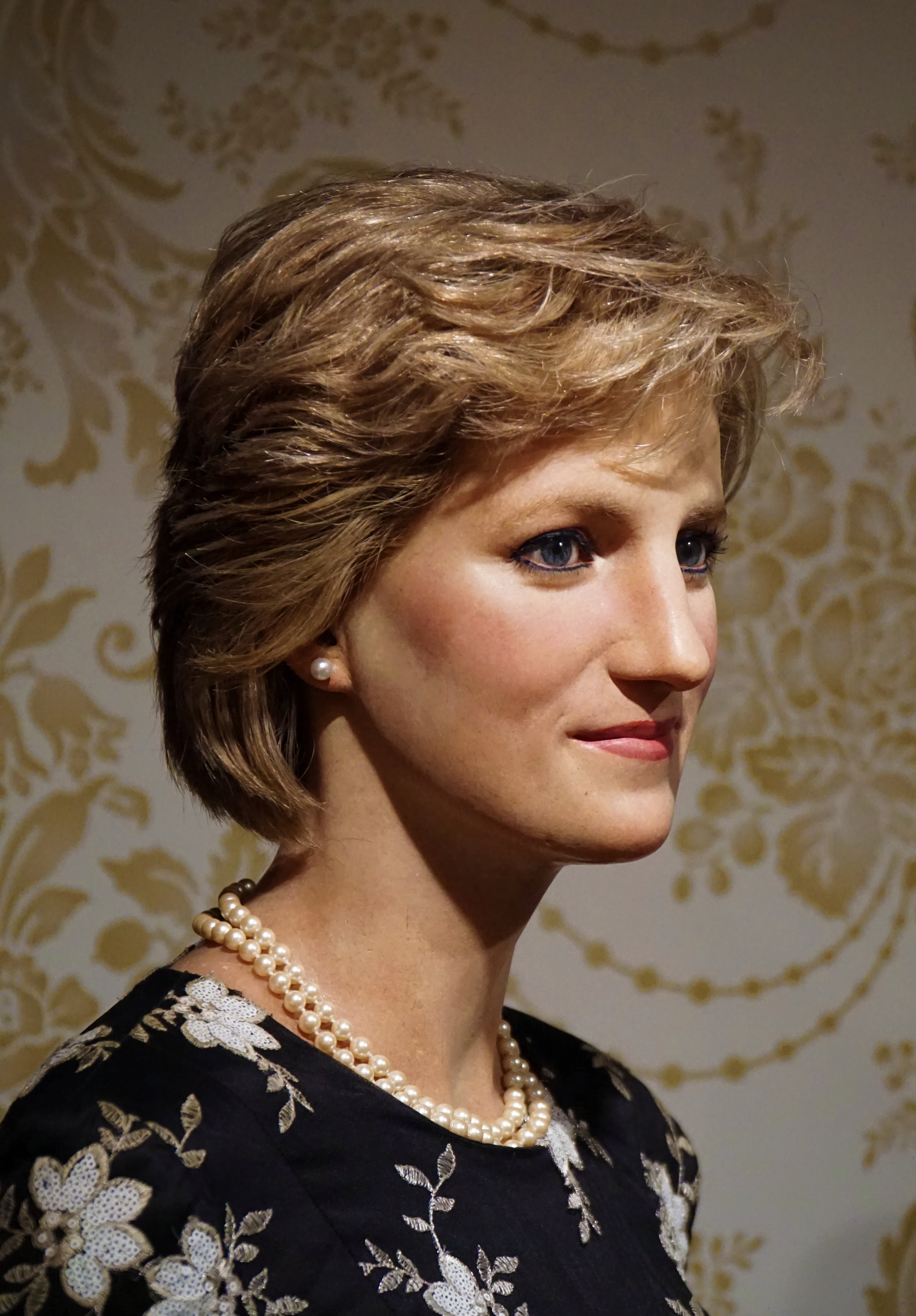 beauty, hair, looking at camera, indoors, one person, hairstyle, 4K, floral pattern, young adult, madame tussaud, lady, king house, leisure activity, wax figure, Phone HD Wallpaper