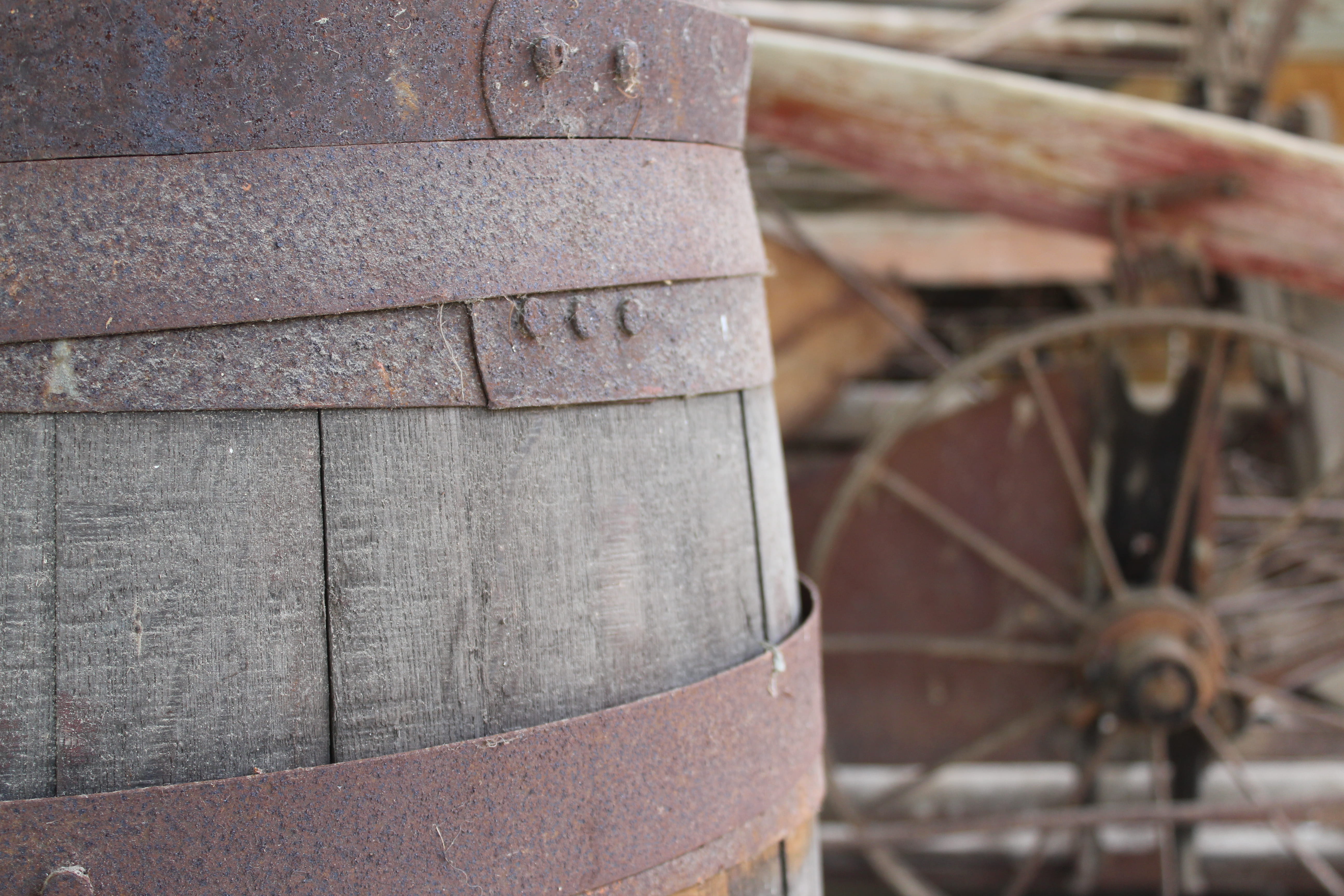 shed, mode of transportation, cylinder, obsolete, outdoors, weathered, wood - material, close-up, stack, day, dusty, rusty, transportation, wheel, architecture, HD Wallpaper